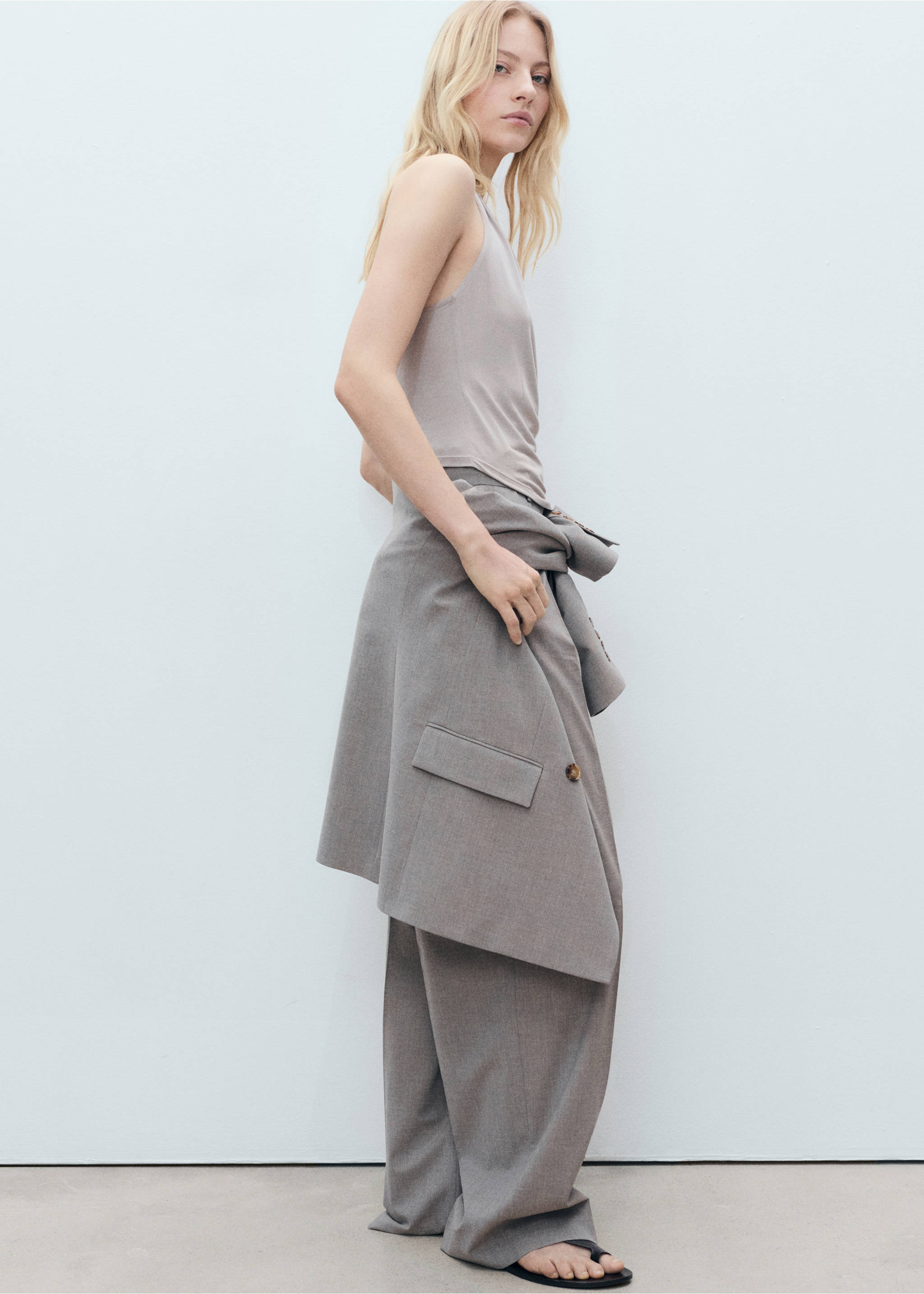 Halter-neck crossover top - Details of the article 2, Ice Grey. Ref: 87039211-00.