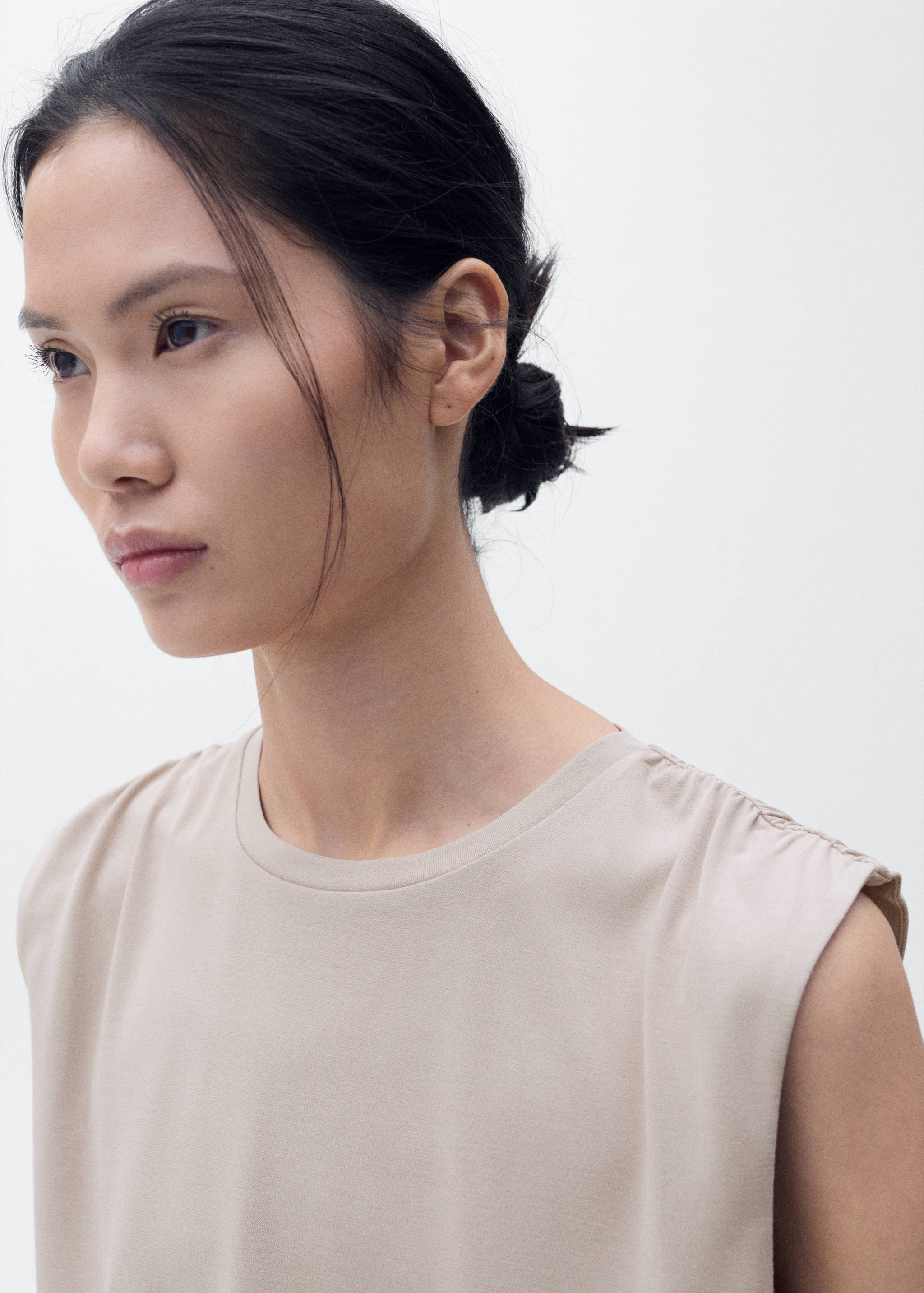 Flowy t-shirt with gathered shoulders - Details of the article 1