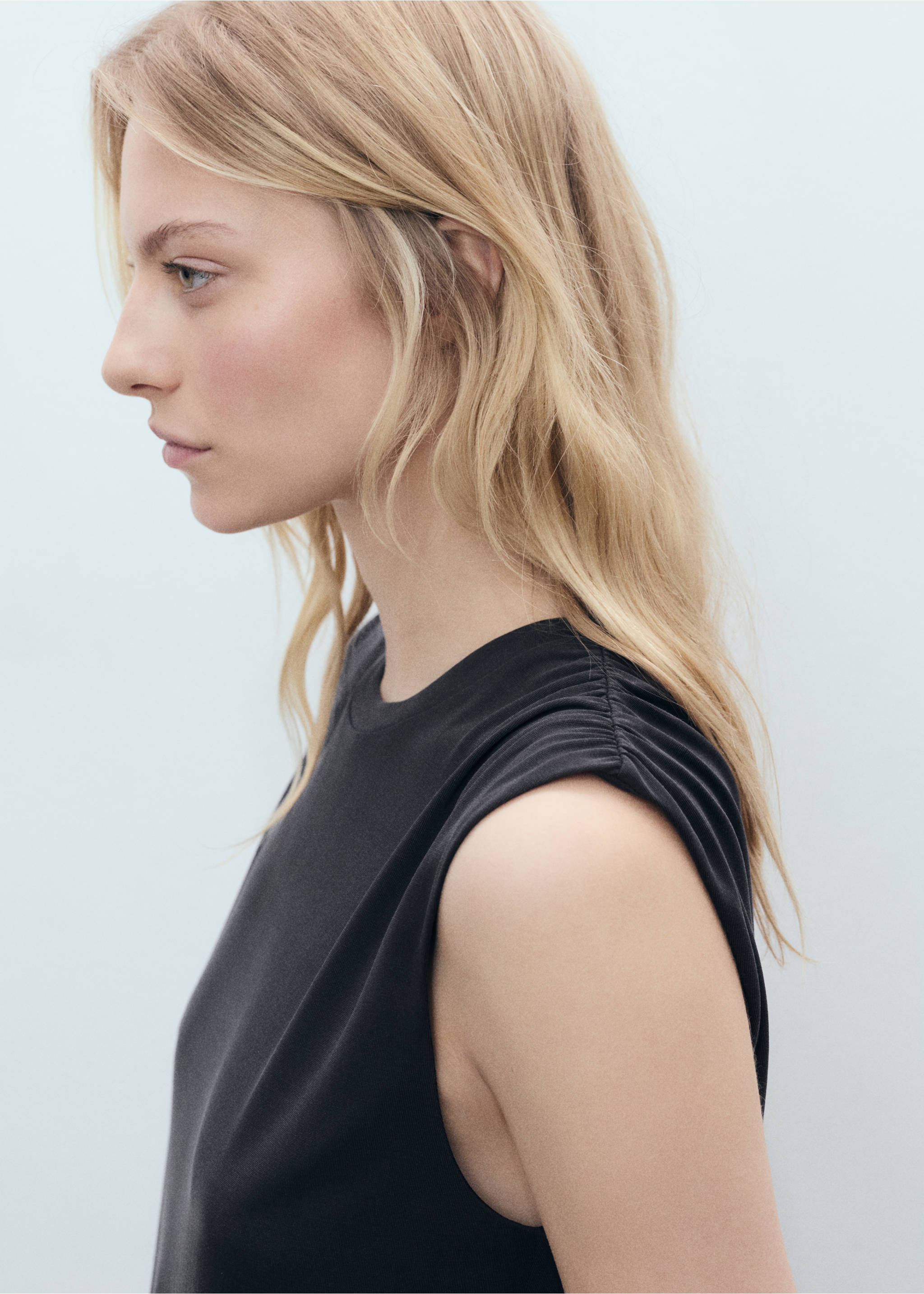 Flowy t-shirt with gathered shoulders - Details of the article 1, Charcoal. Ref: 87039217-00.