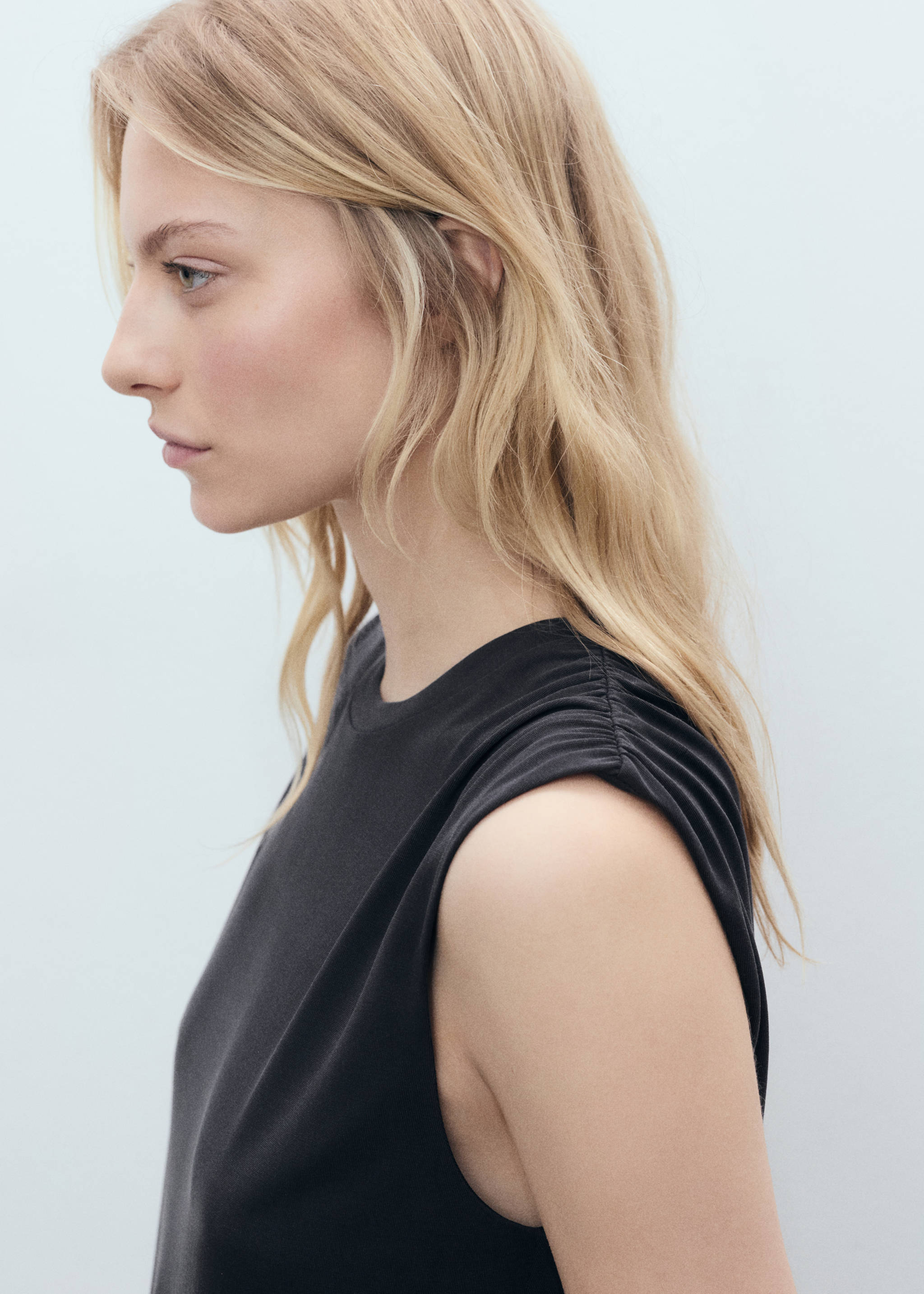 Flowy t-shirt with gathered shoulders - Details of the article 1