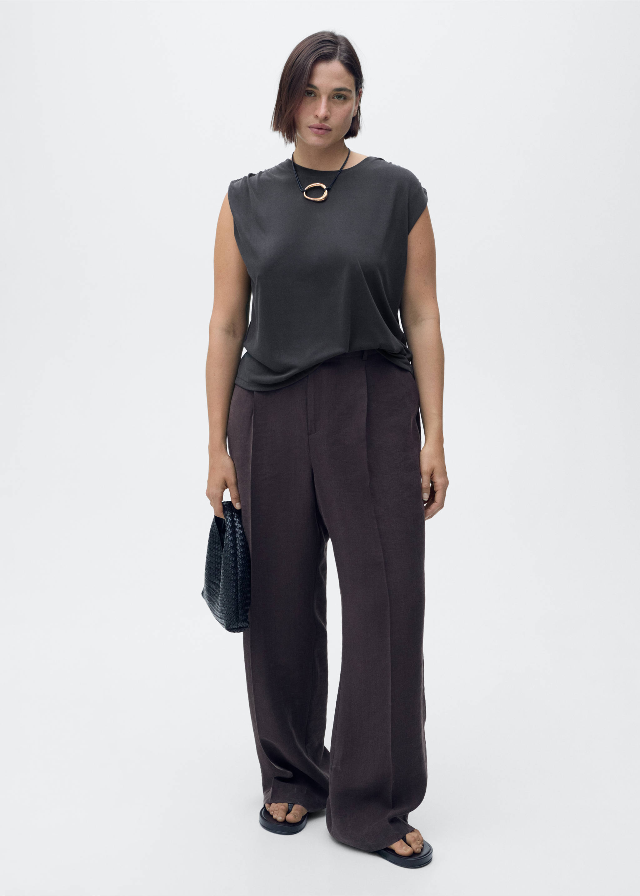 Flowy t-shirt with gathered shoulders - Details of the article 6, Charcoal. Ref: 87039217-00.