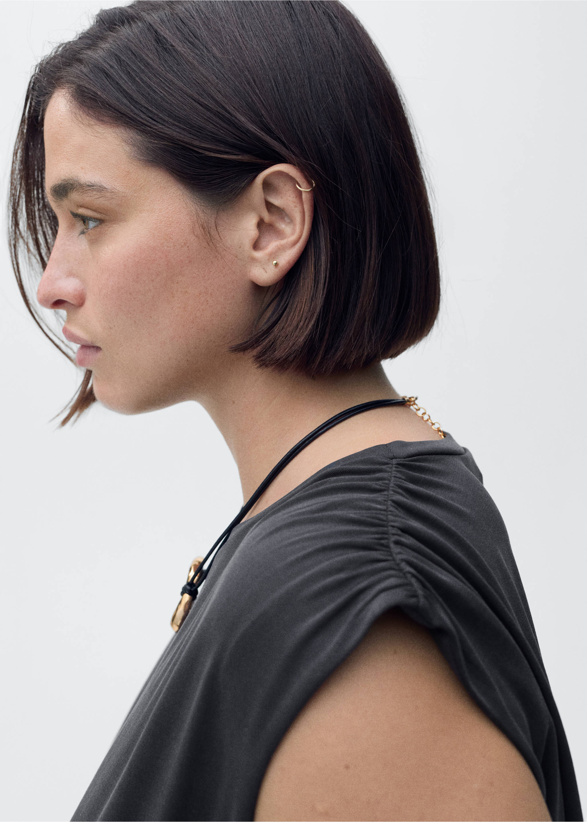 Flowy t-shirt with gathered shoulders - Details of the article 4, Charcoal. Ref: 87039217-00.