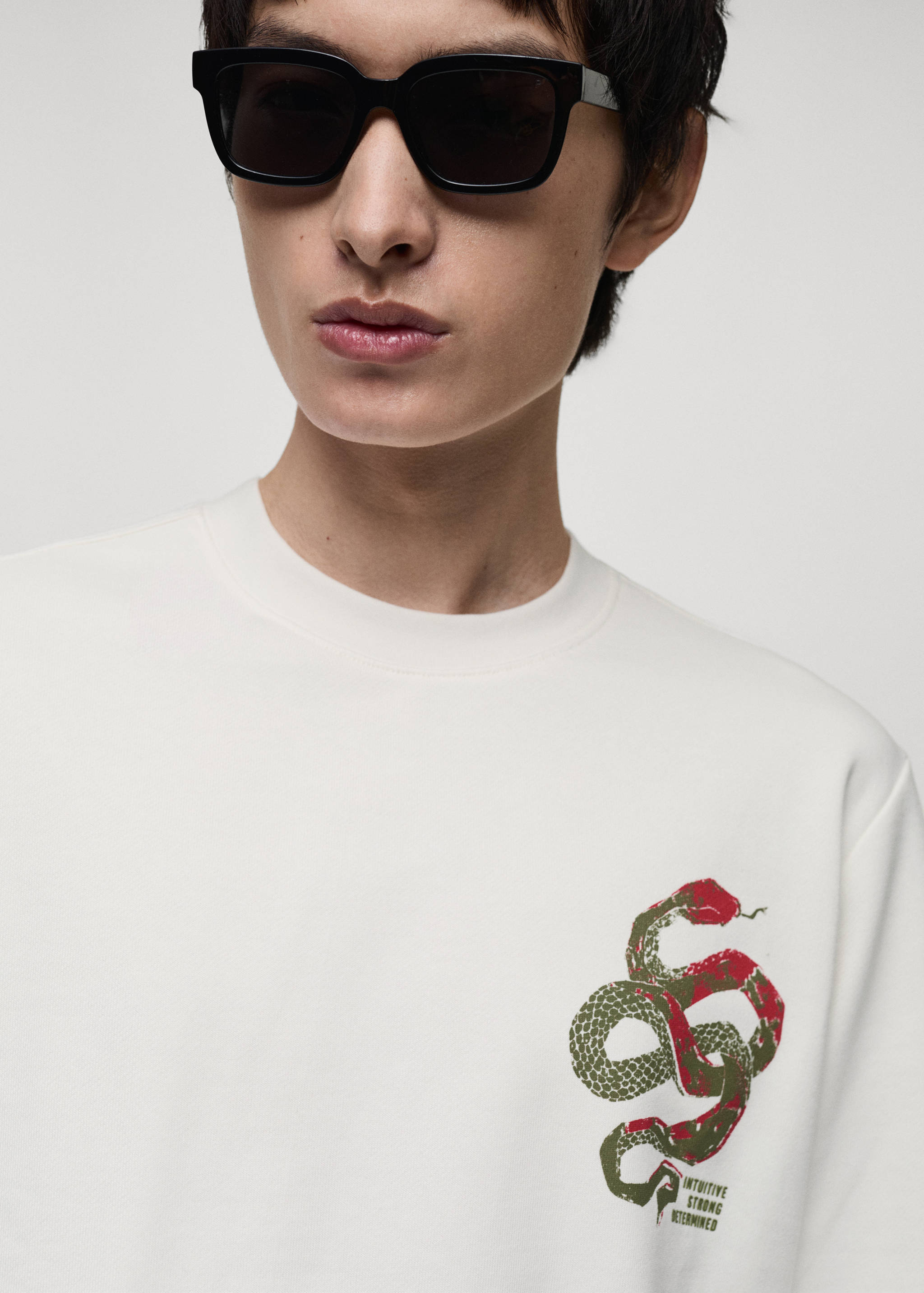 100% cotton sweatshirt with embroidered graphic on the chest - Details of the article 1