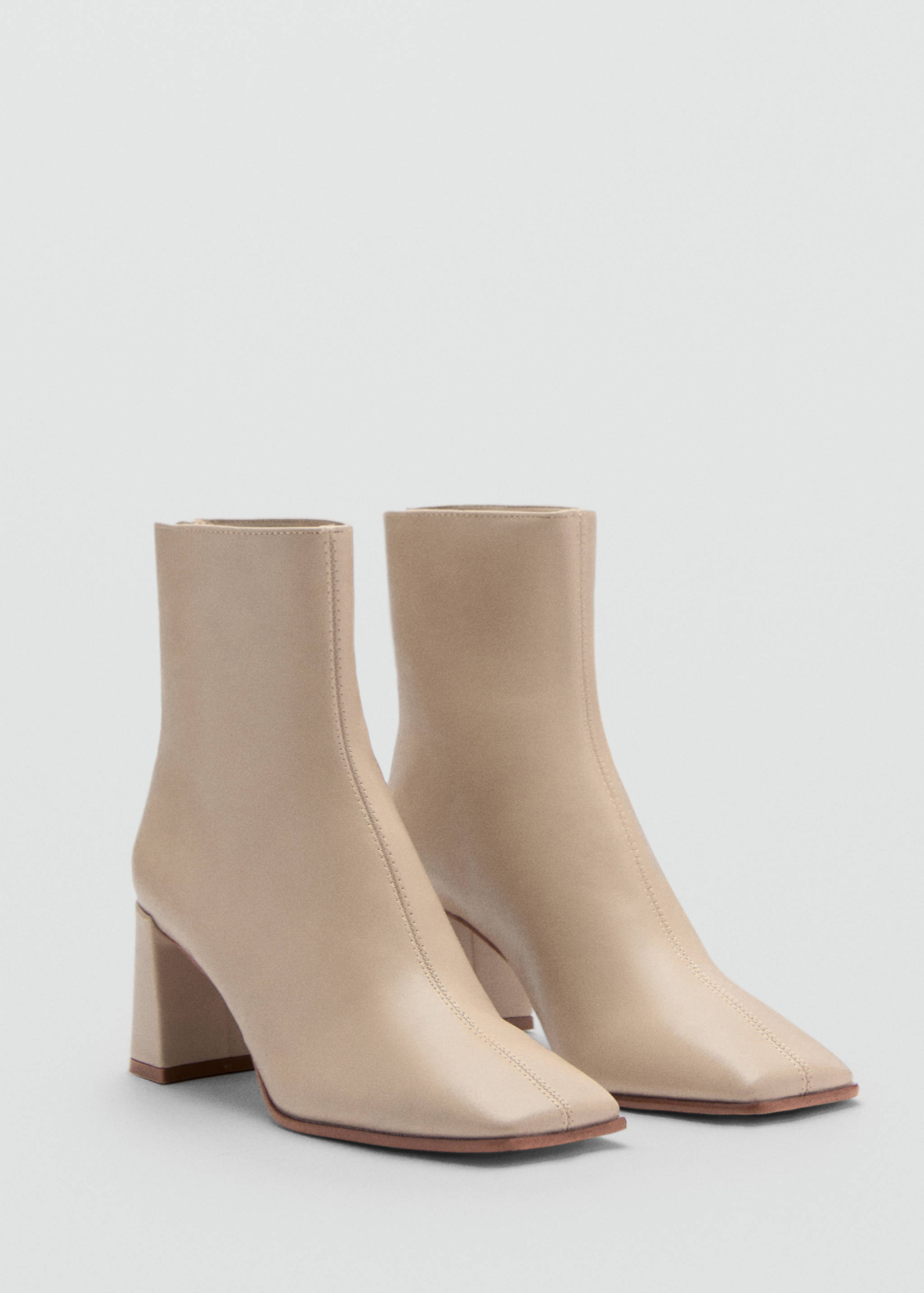 Blockstiefeletten mit quadratischer Kappe - Mittlere Ansicht