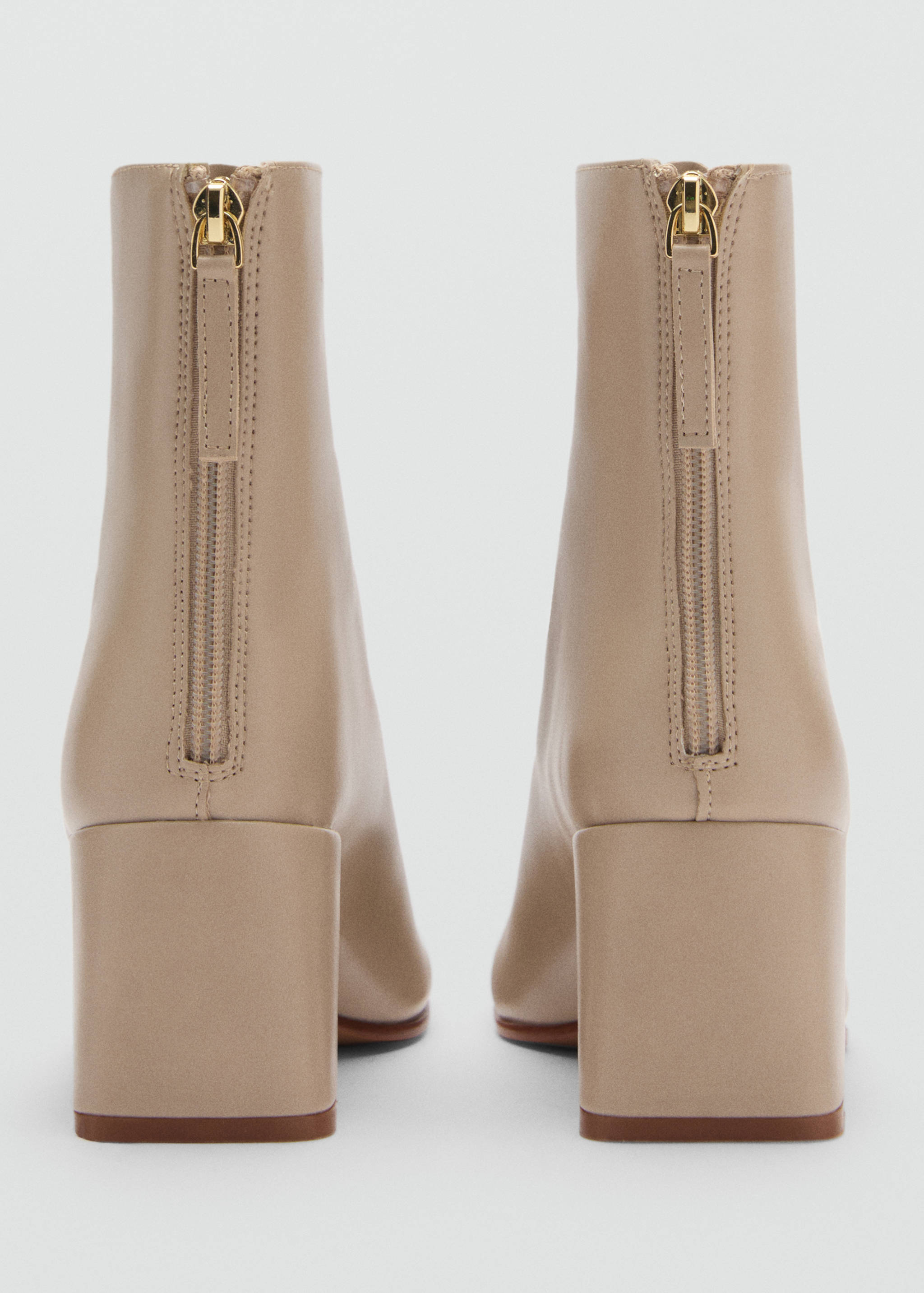 Blockstiefeletten mit quadratischer Kappe - Detail des Artikels 1