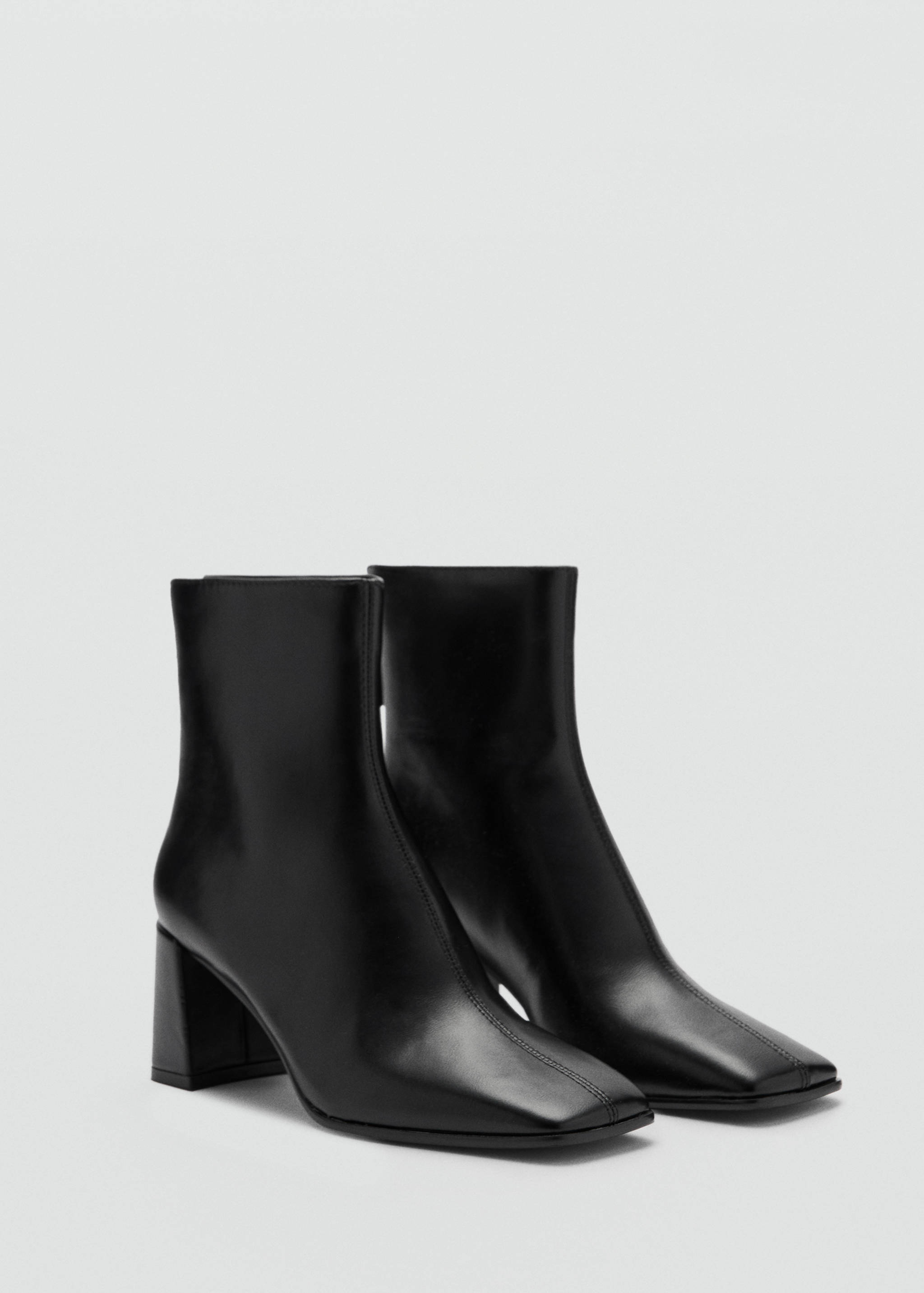 Blockstiefeletten mit quadratischer Kappe - Mittlere Ansicht