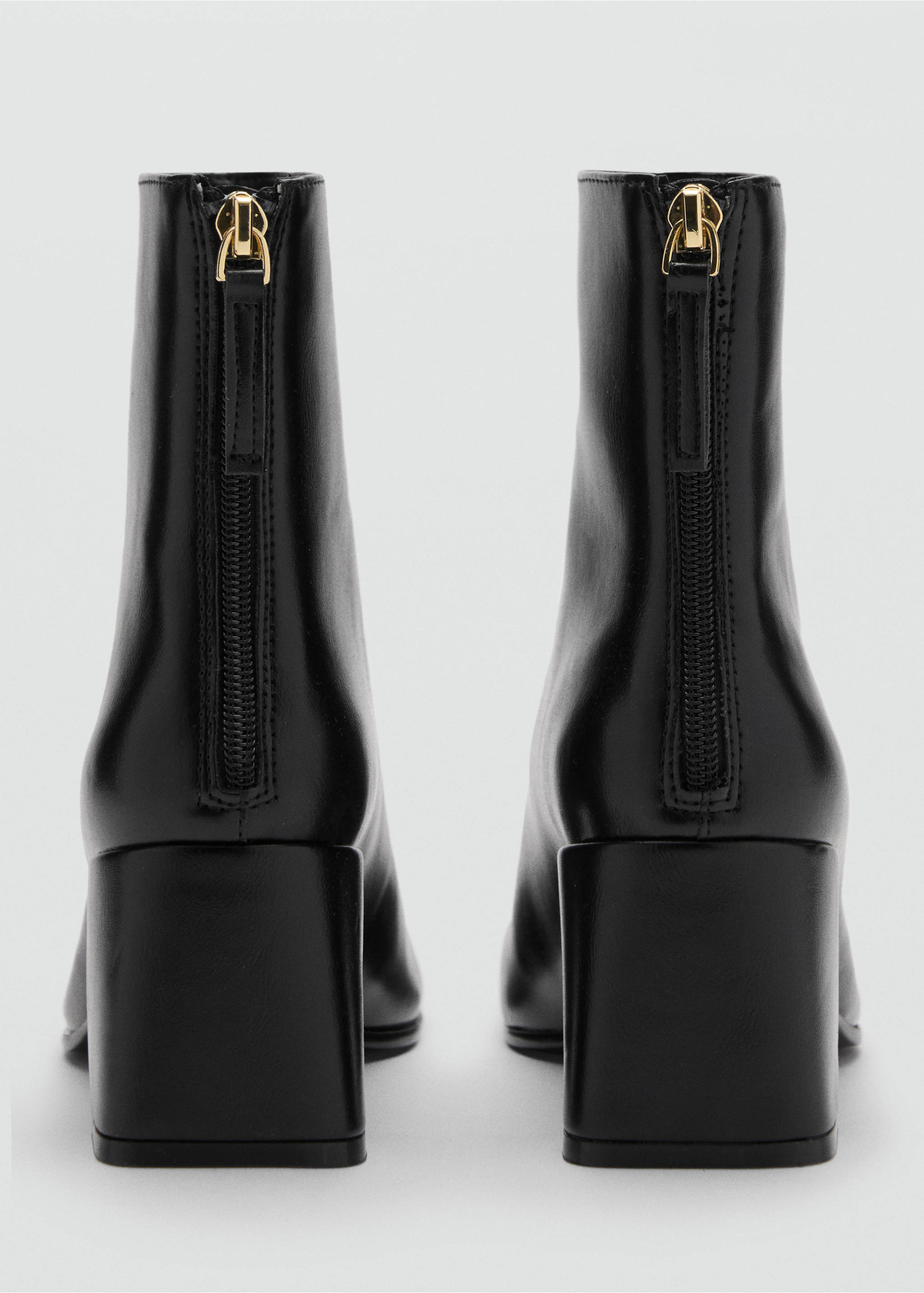 Blockstiefeletten mit quadratischer Kappe - Detail des Artikels 1, Schwarz. Ref: 87040268-00.