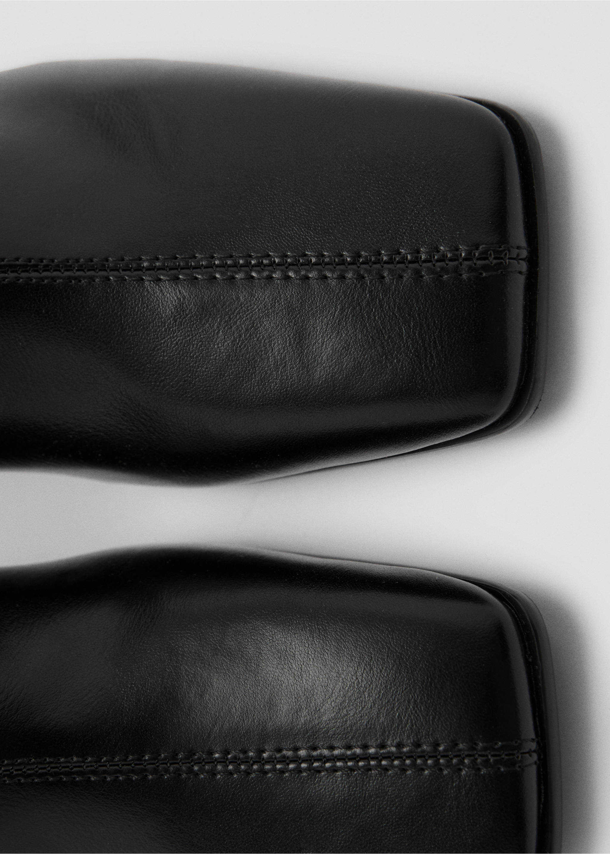 Blockstiefeletten mit quadratischer Kappe - Detail des Artikels 2, Schwarz. Ref: 87040268-00.