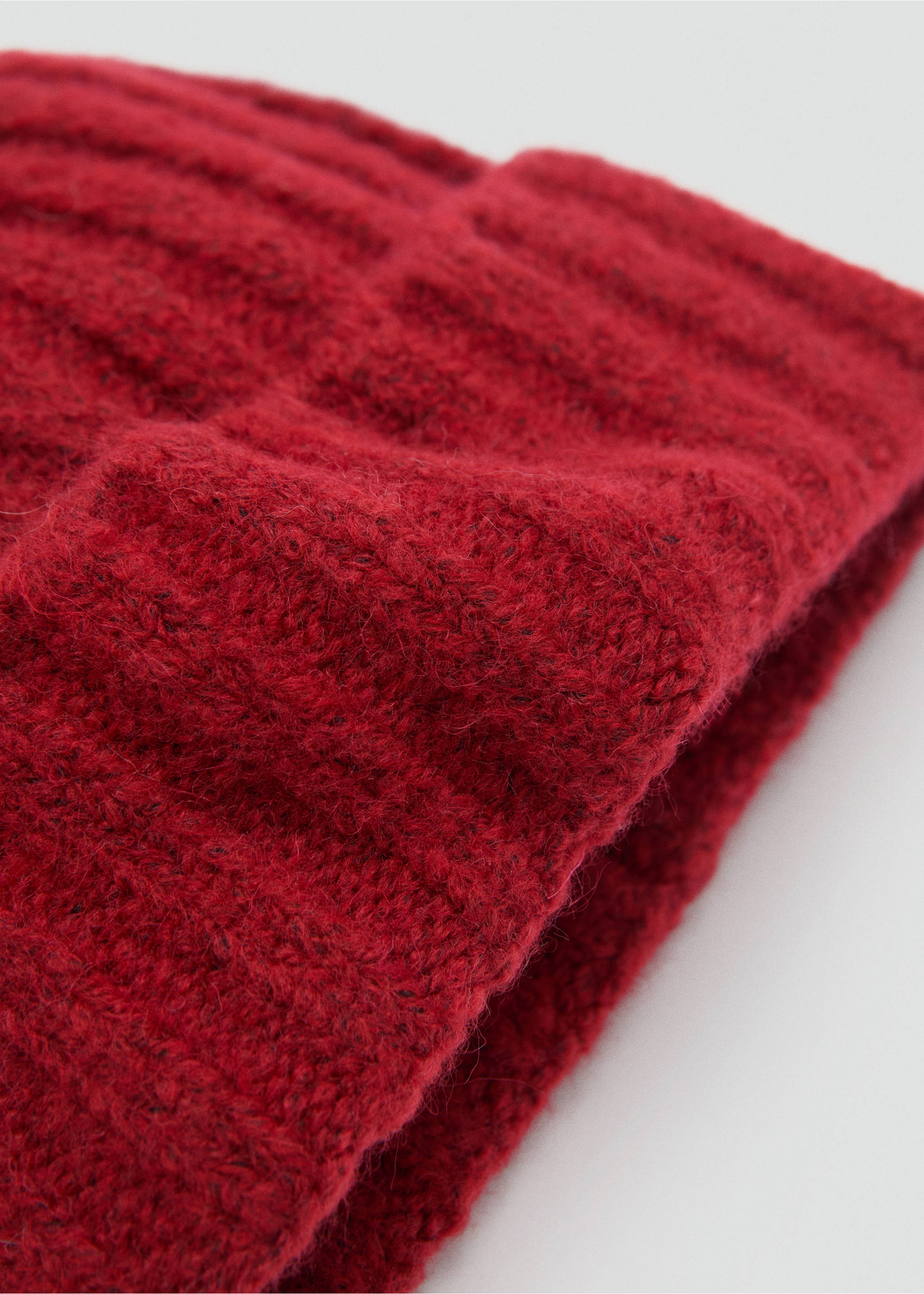 Czapka z prążkowanej dzianiny - Plan średni, Czerwony. Ref: 87040277-00.