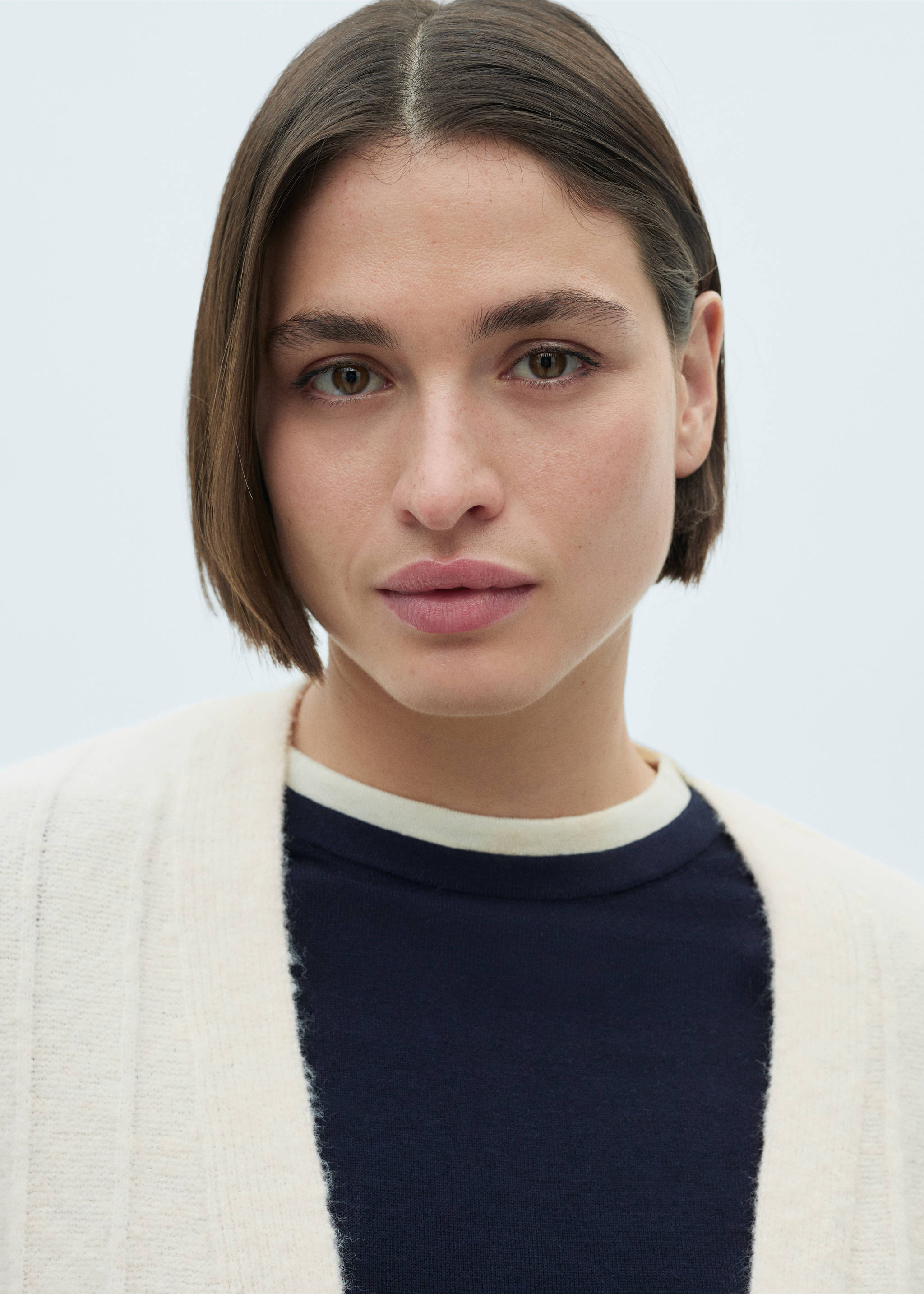 Buttoned long cardigan - Details of the article 4, Ecru. Ref: 87040282-00.