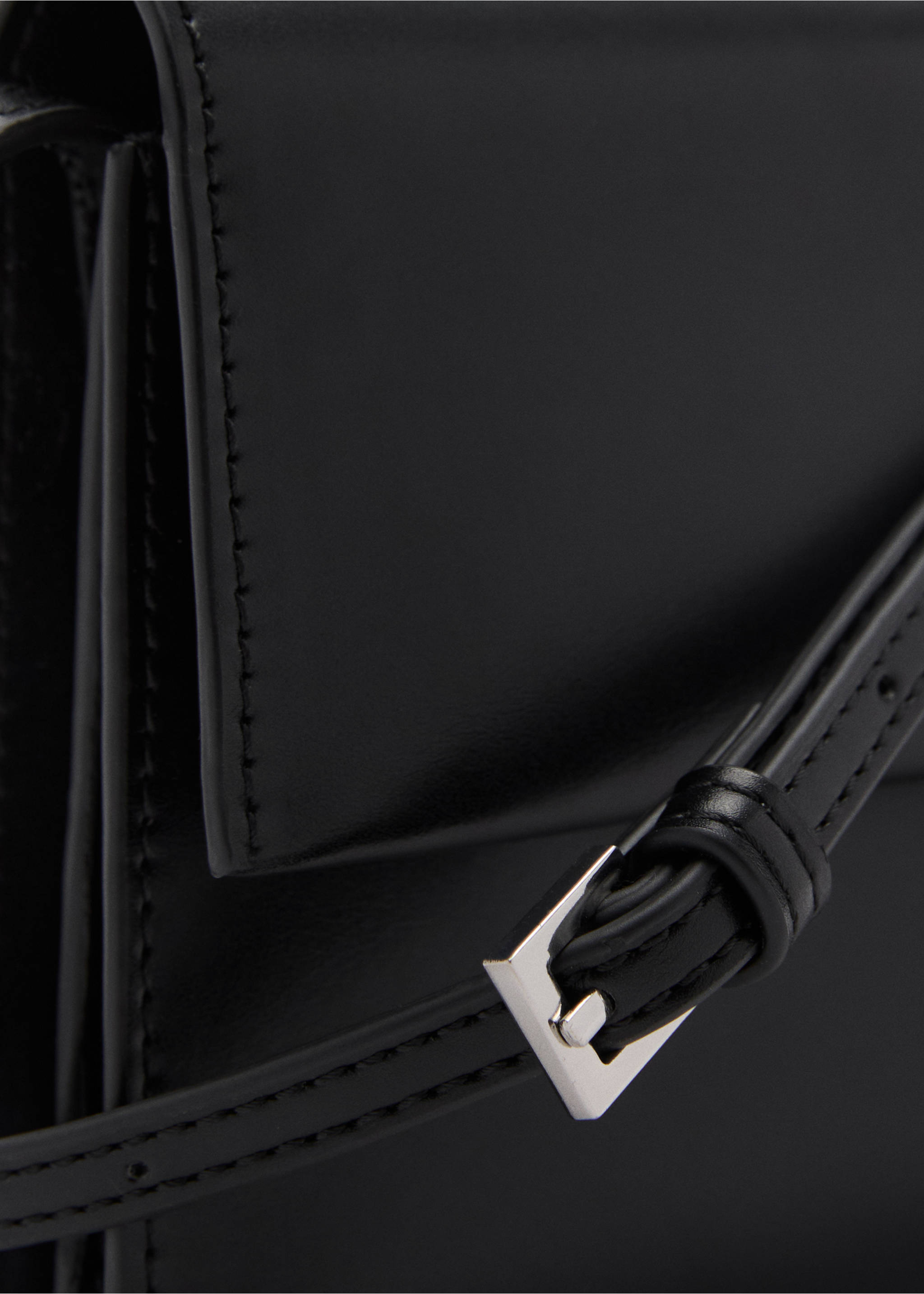 Crossbody bag with flap - Details of the article 2, Black. Ref: 87040292-00.