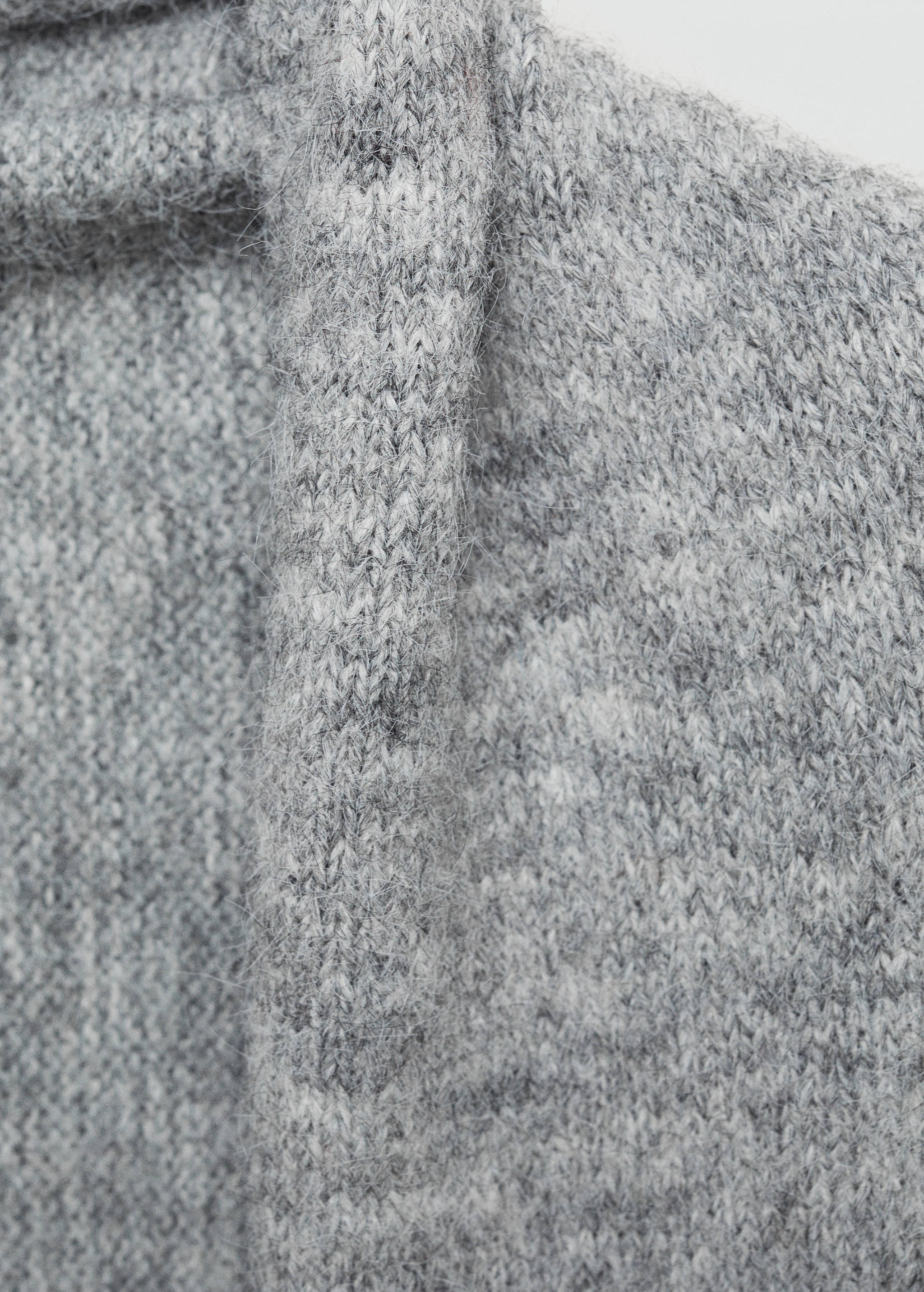 Knitted shawl with fringed ends - Details of the article 1