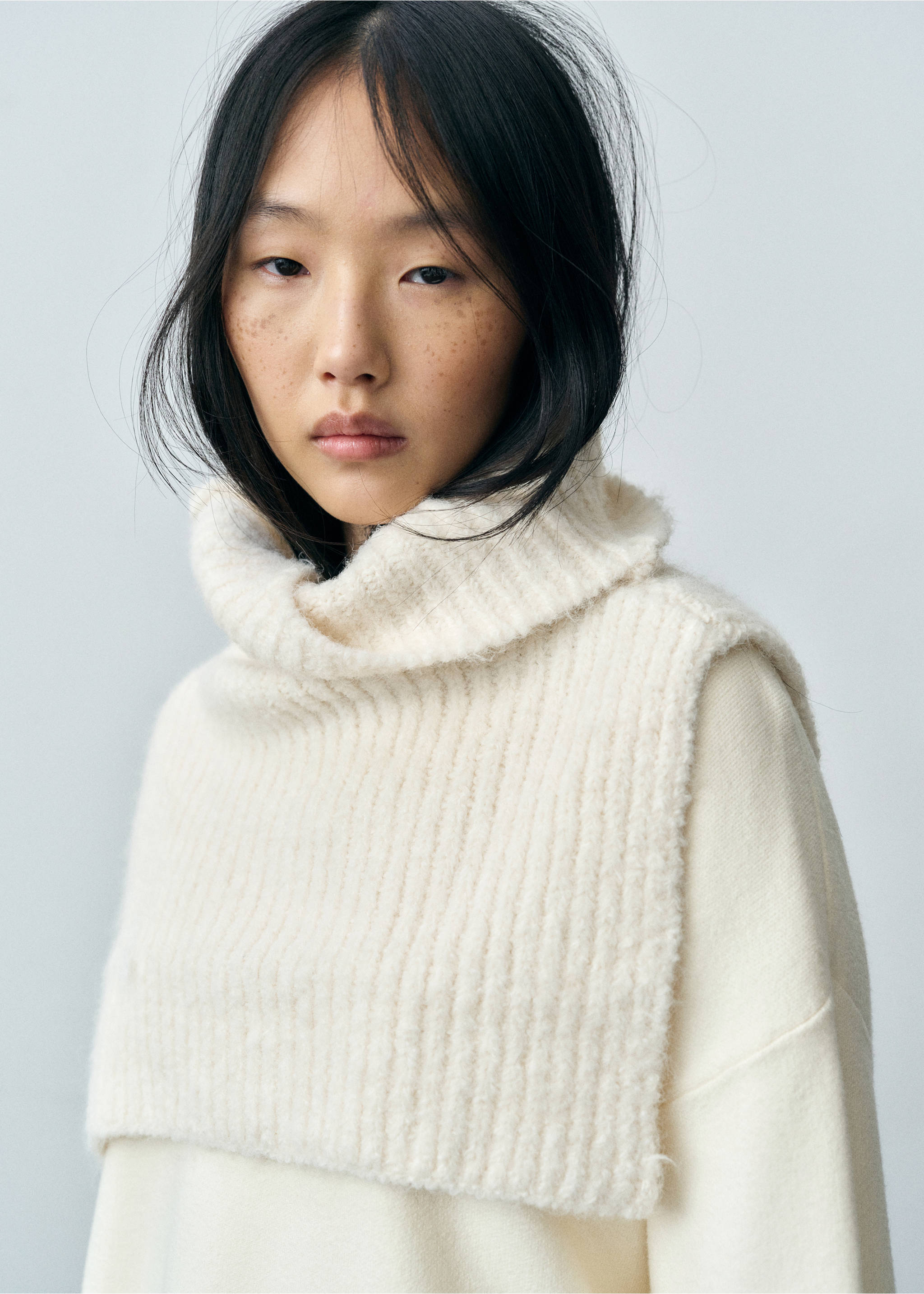 Crop turtleneck shawl - General plane, Ecru. Ref: 87040304-00.