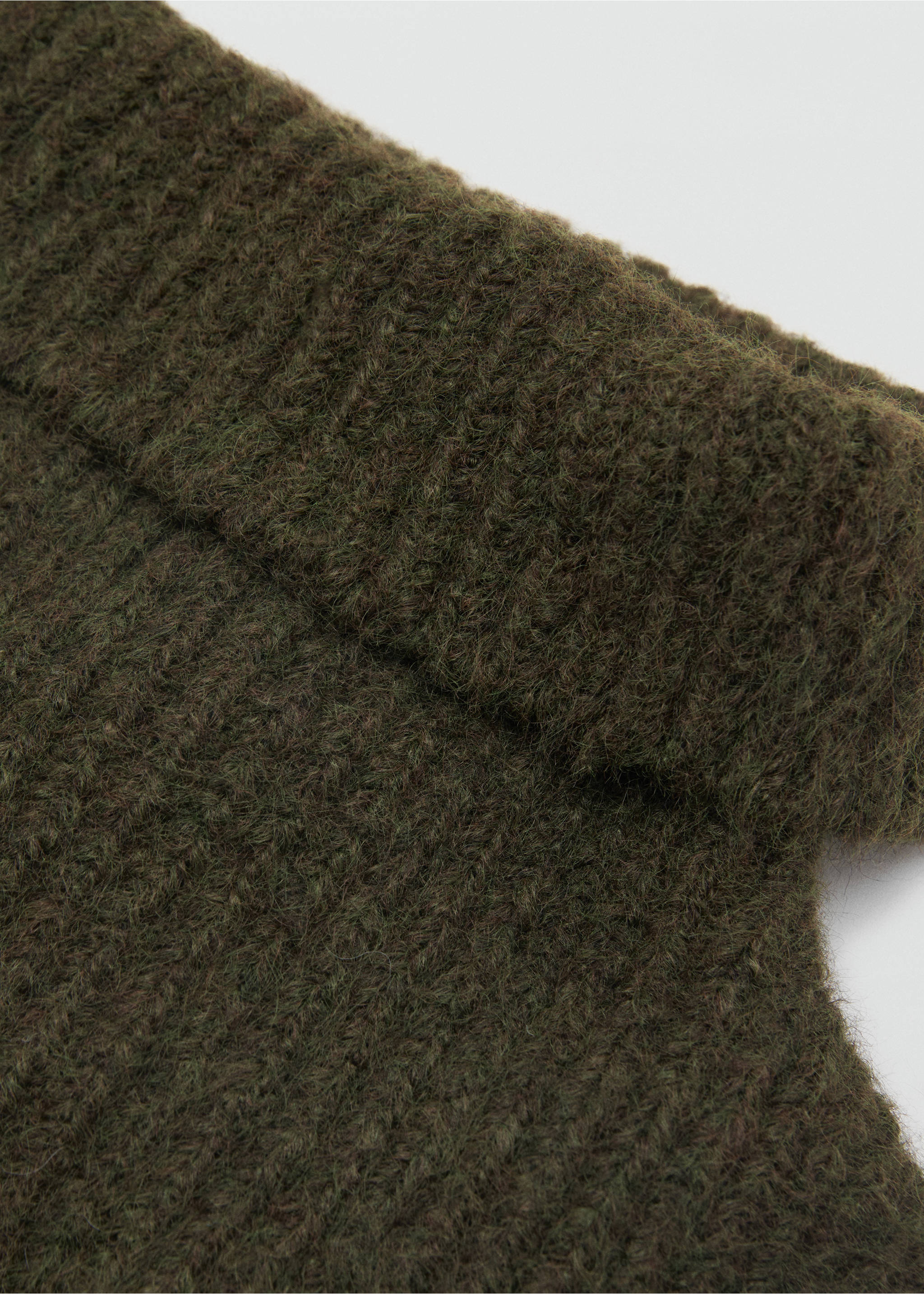 Chal cuello vuelto crop - Plano medio, Khaki. Ref: 87040304-00.