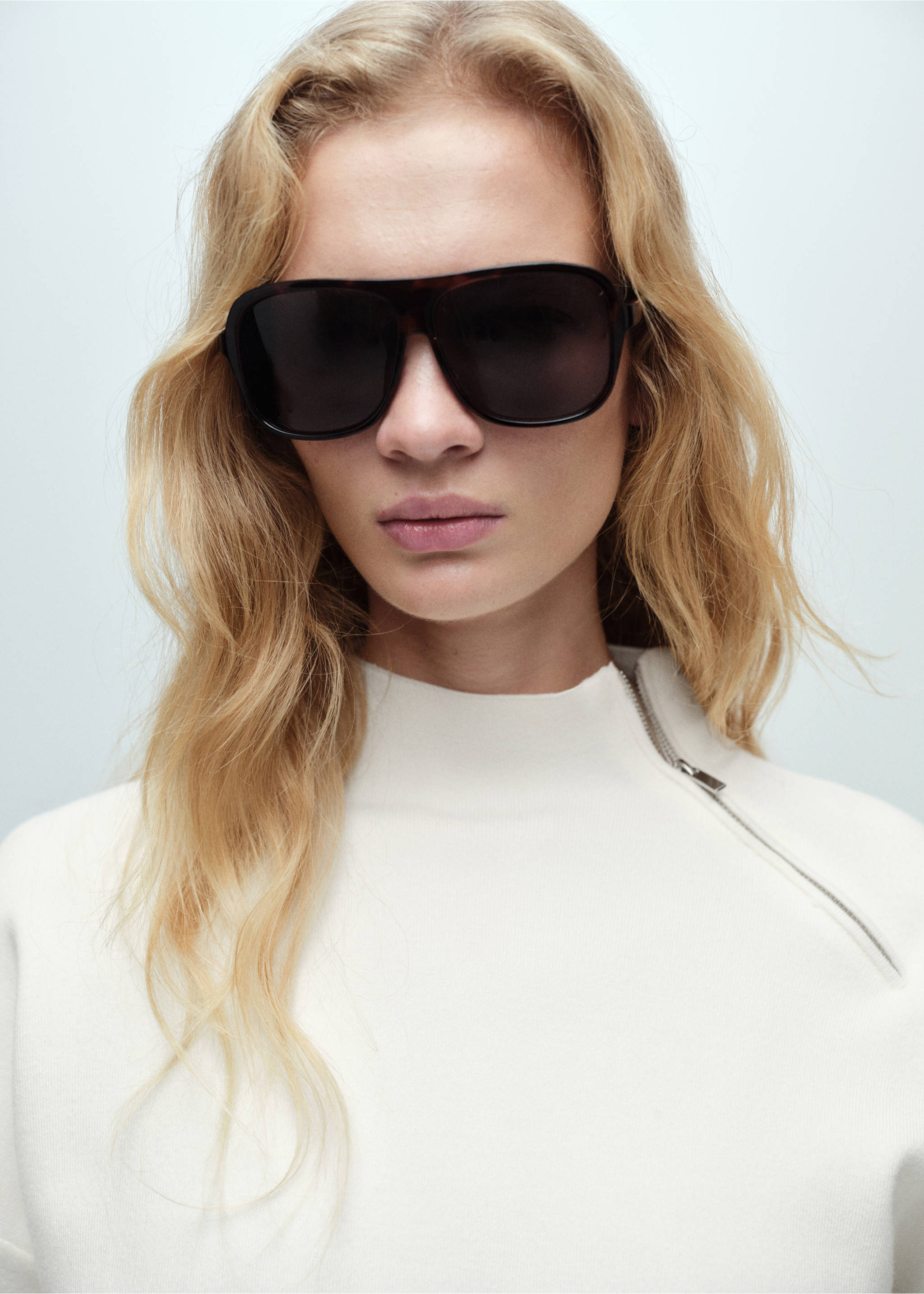 Perkins-neck sweater with zip - Details of the article 1, Ecru. Ref: 87040352-00.