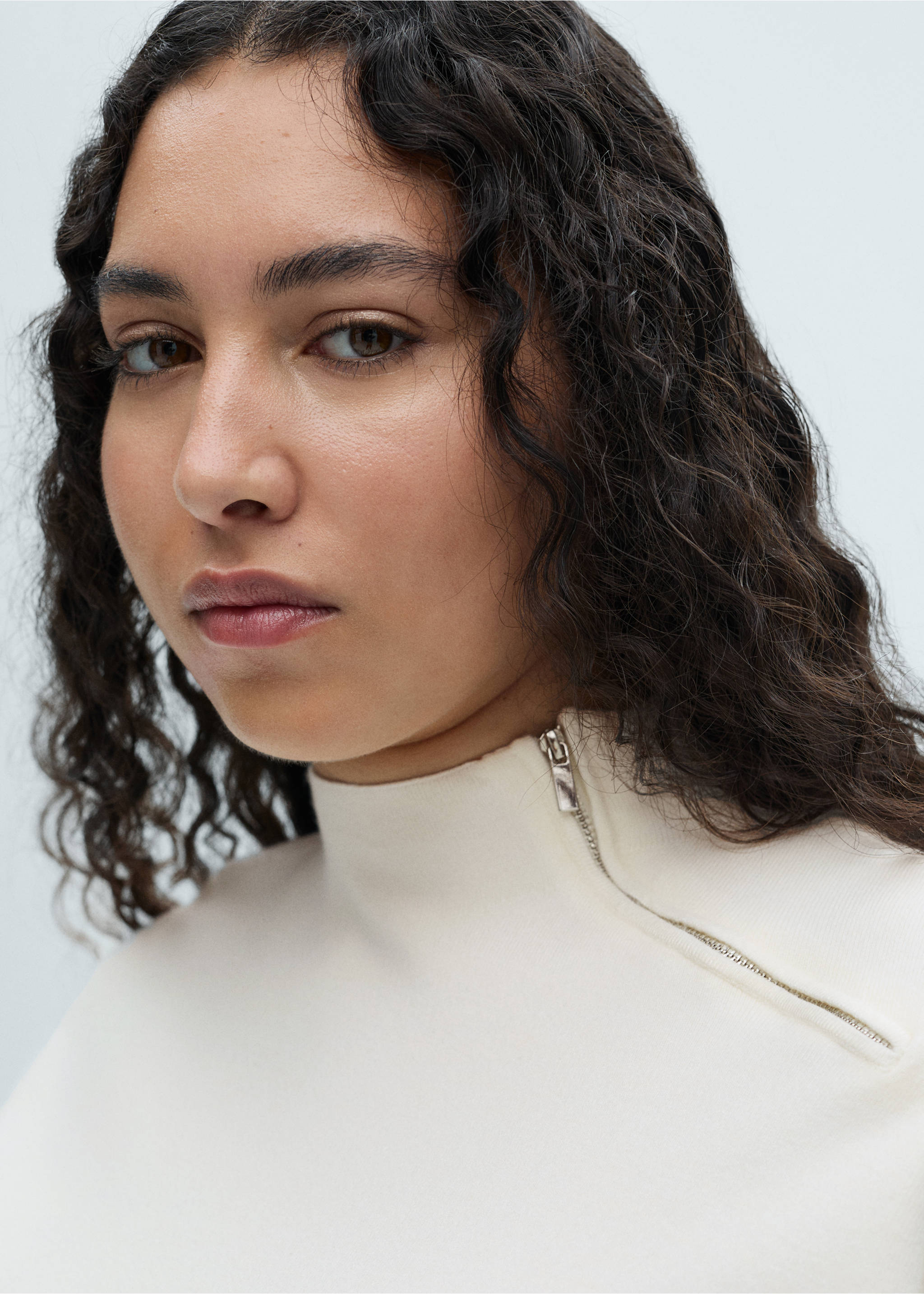 Perkins-neck sweater with zip - Details of the article 4, Ecru. Ref: 87040352-00.