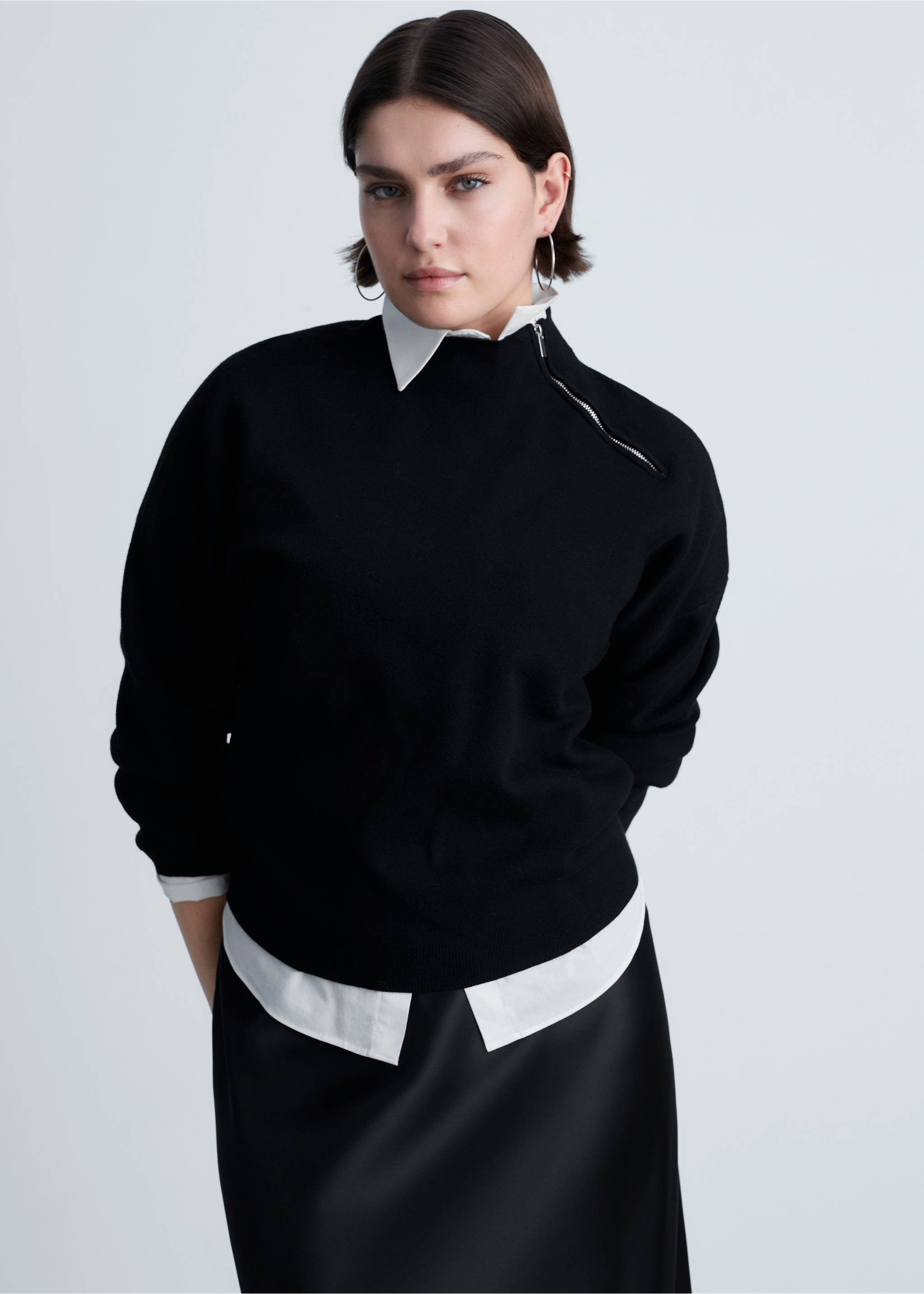 Perkins-neck sweater with zip - Details of the article 5, Black. Ref: 87040352-00.