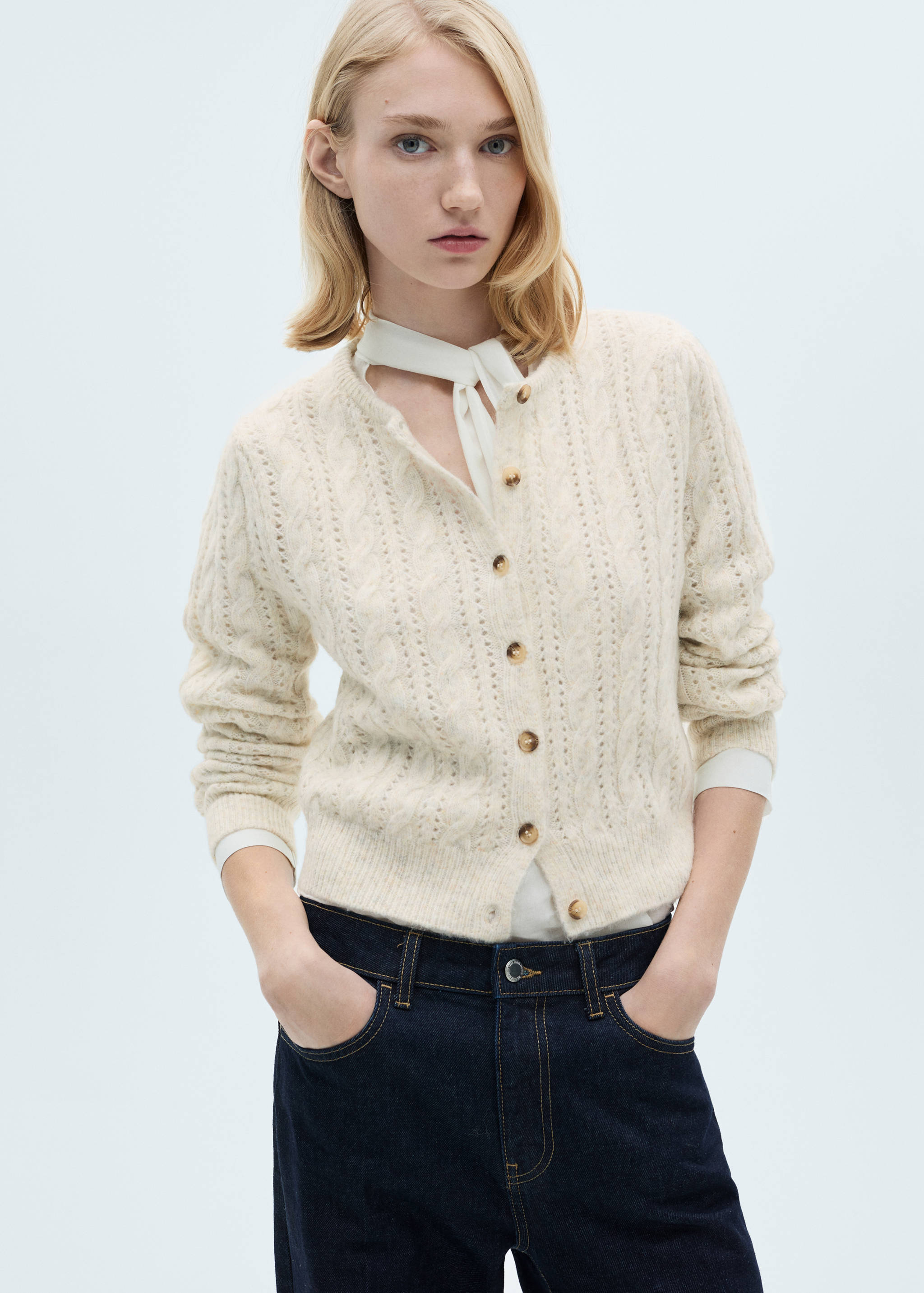 Cárdigan trenzado detalles calados - Plano medio