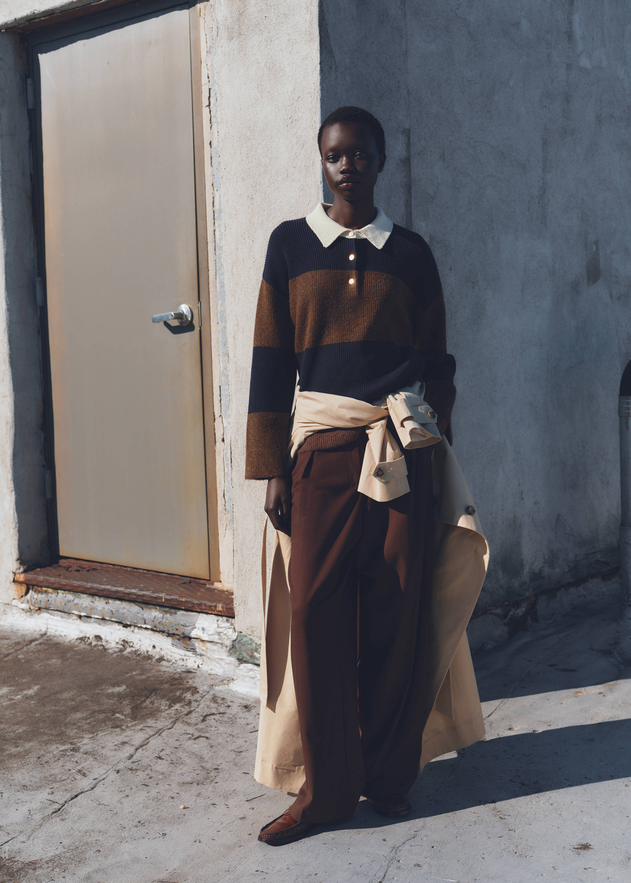 Sweter w paski z kołnierzykiem polo - Plan ogólny