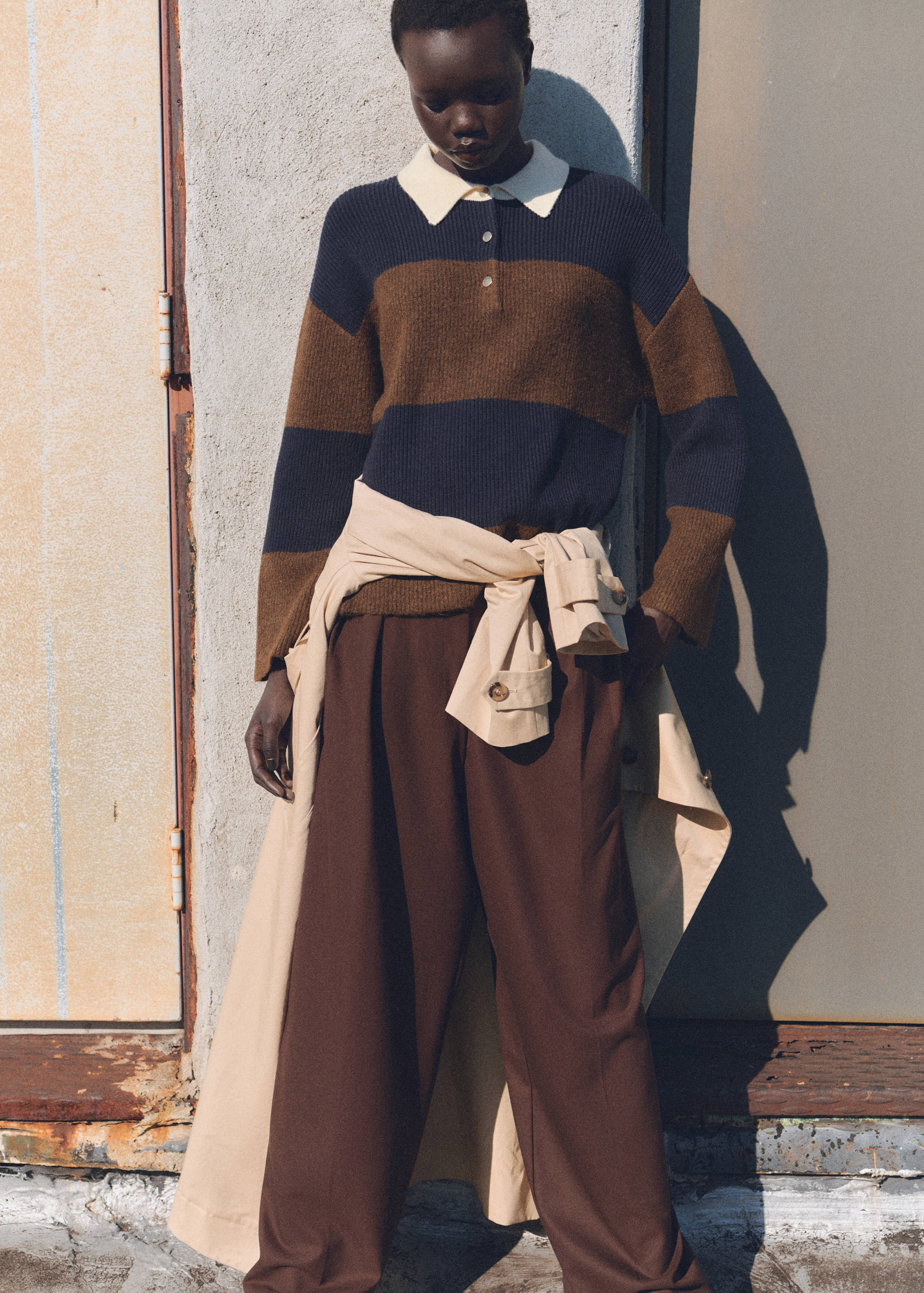 Sweter w paski z kołnierzykiem polo - Plan średni