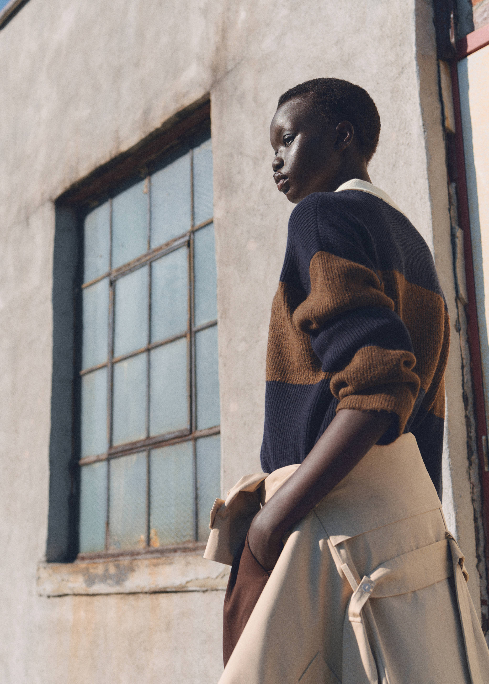 Sweter w paski z kołnierzykiem polo - Tylna strona artykułu