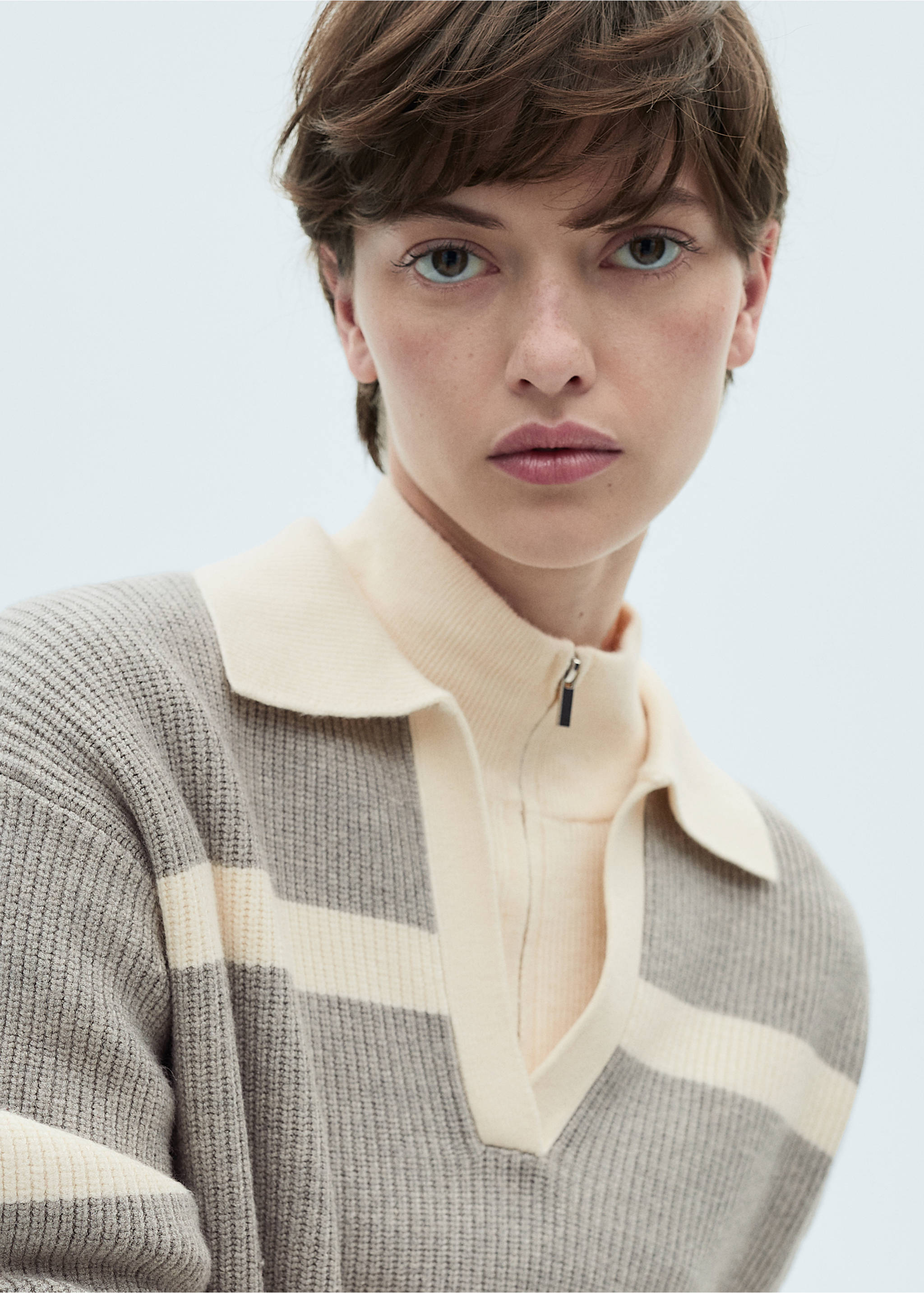 Strickpullover mit Poloshirt-Kragen - Detail des Artikels 1, Grau. Ref: 87040357-00.