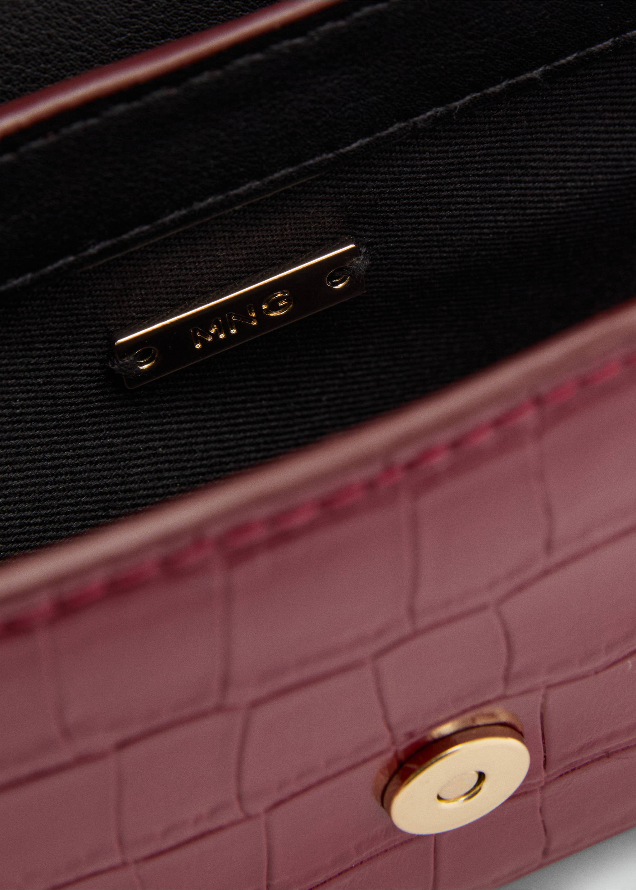 Croc-effect flap bag - Details of the article 2, Cherry. Ref: 87040420-00.