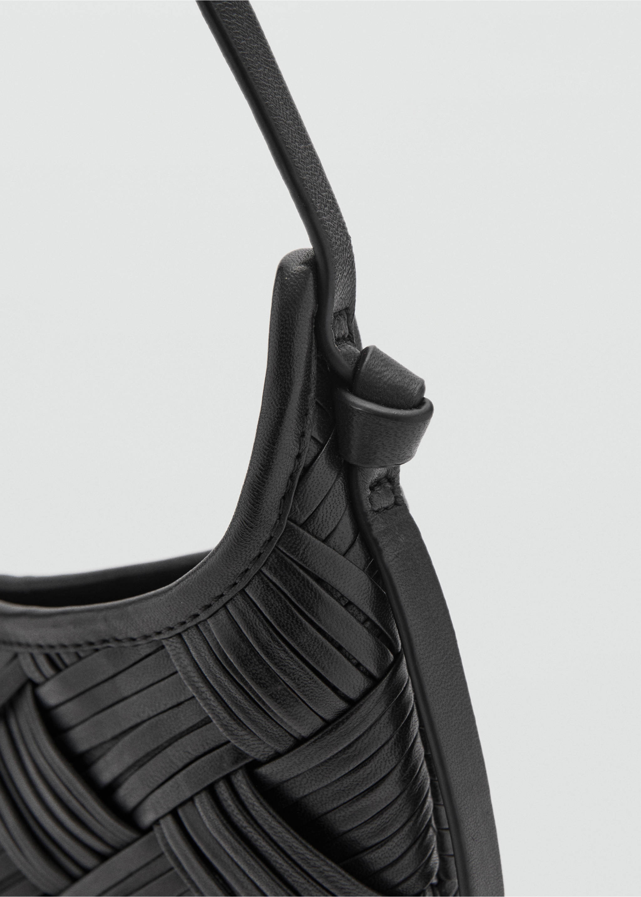 Braided leather bag - Details of the article 2, Black. Ref: 87040422-00.