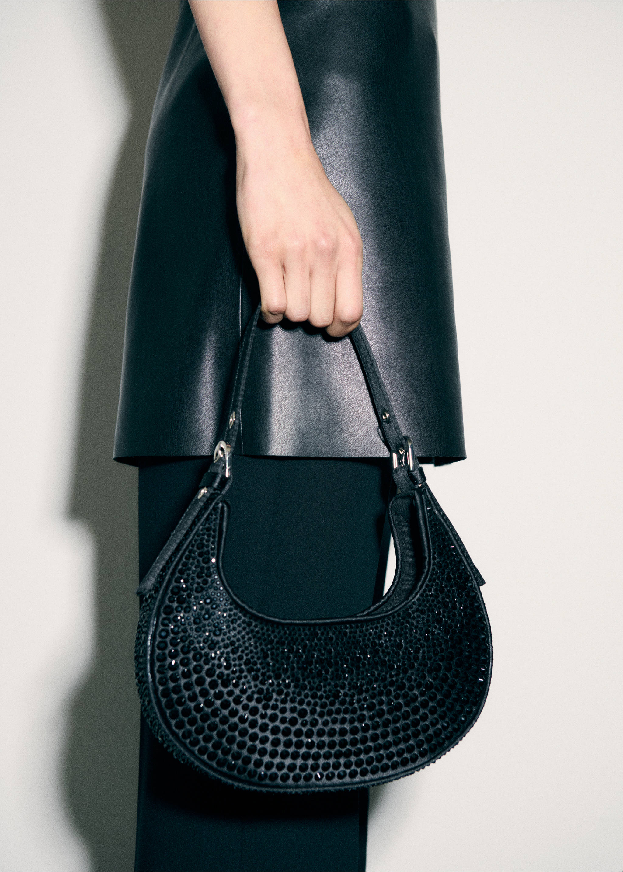 Schultertasche mit Kristallsteindetails - Detail des Artikels 9, Schwarz. Ref: 87040427-00.