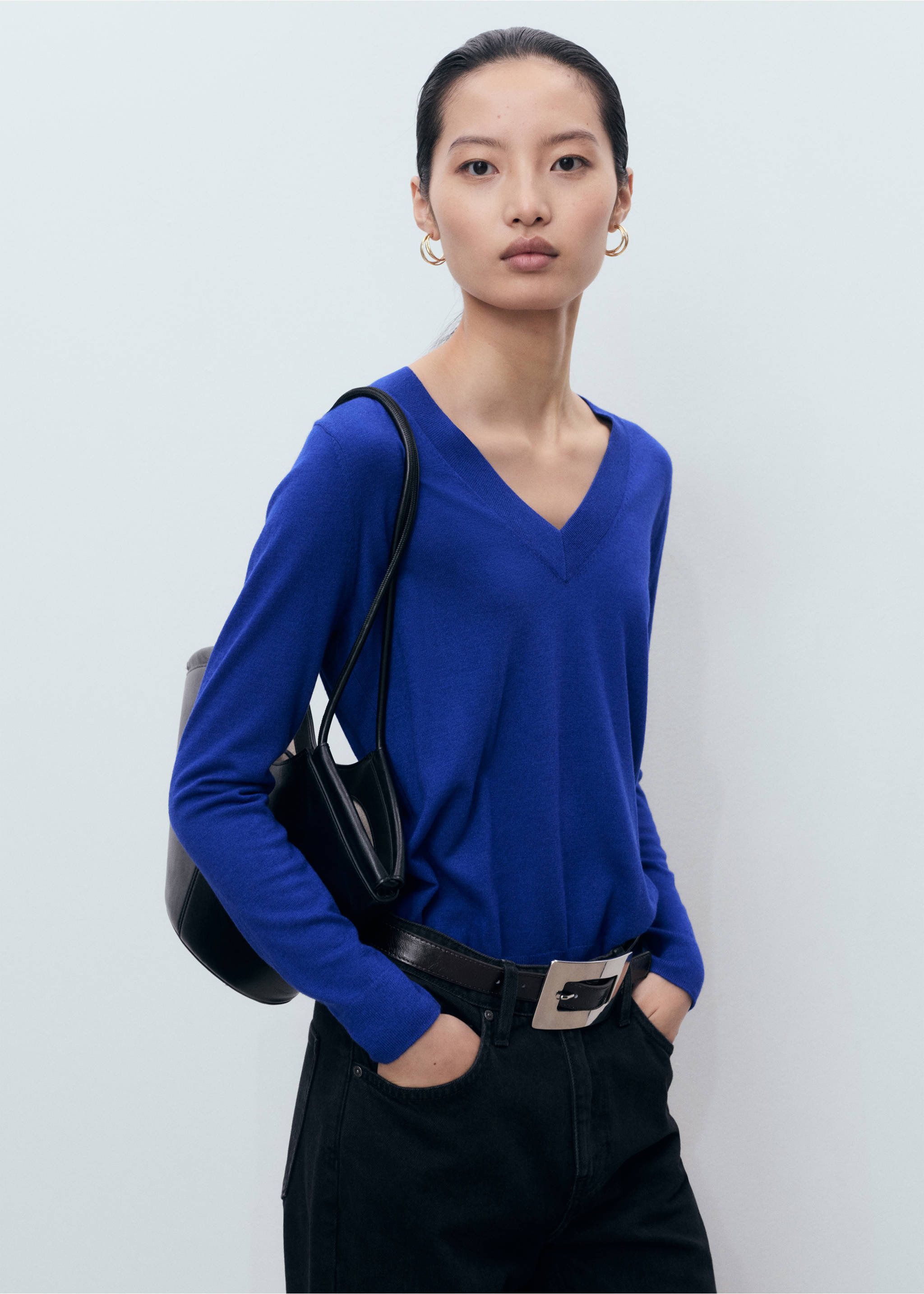 V-neck knit sweater - Medium plane, Vibrant blue. Ref: 87040433-00.