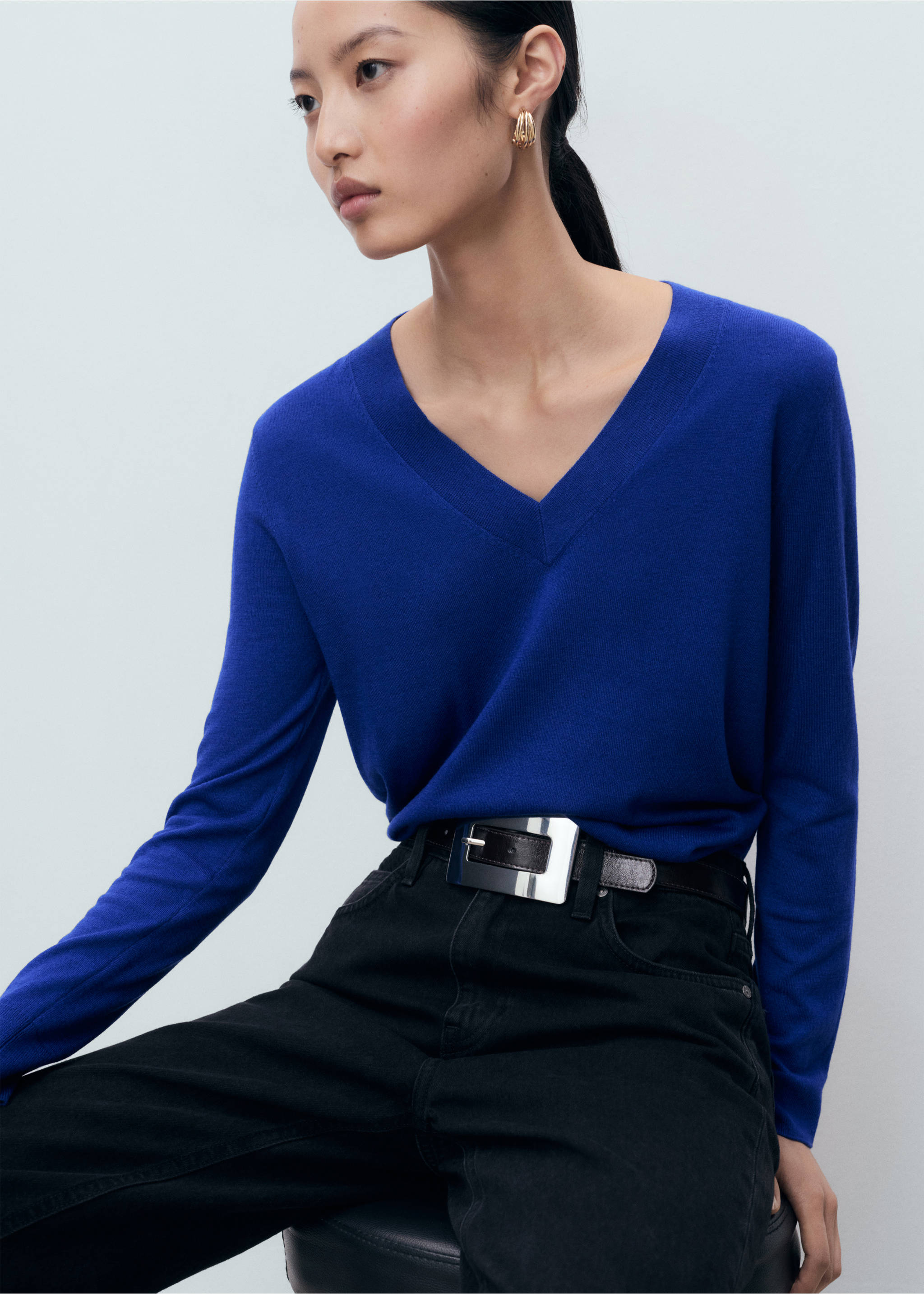 V-neck knit sweater - Details of the article 1, Vibrant blue. Ref: 87040433-00.