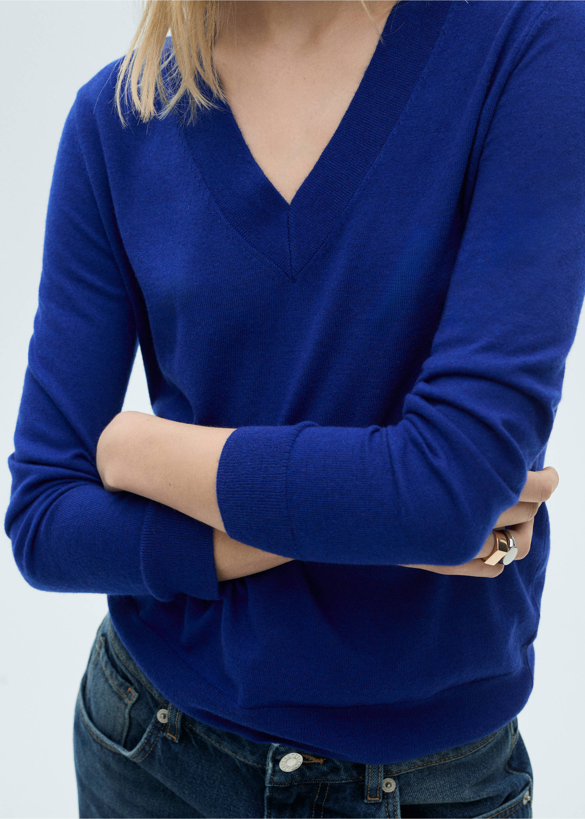 V-neck knit sweater - Details of the article 3, Vibrant blue. Ref: 87040433-00.