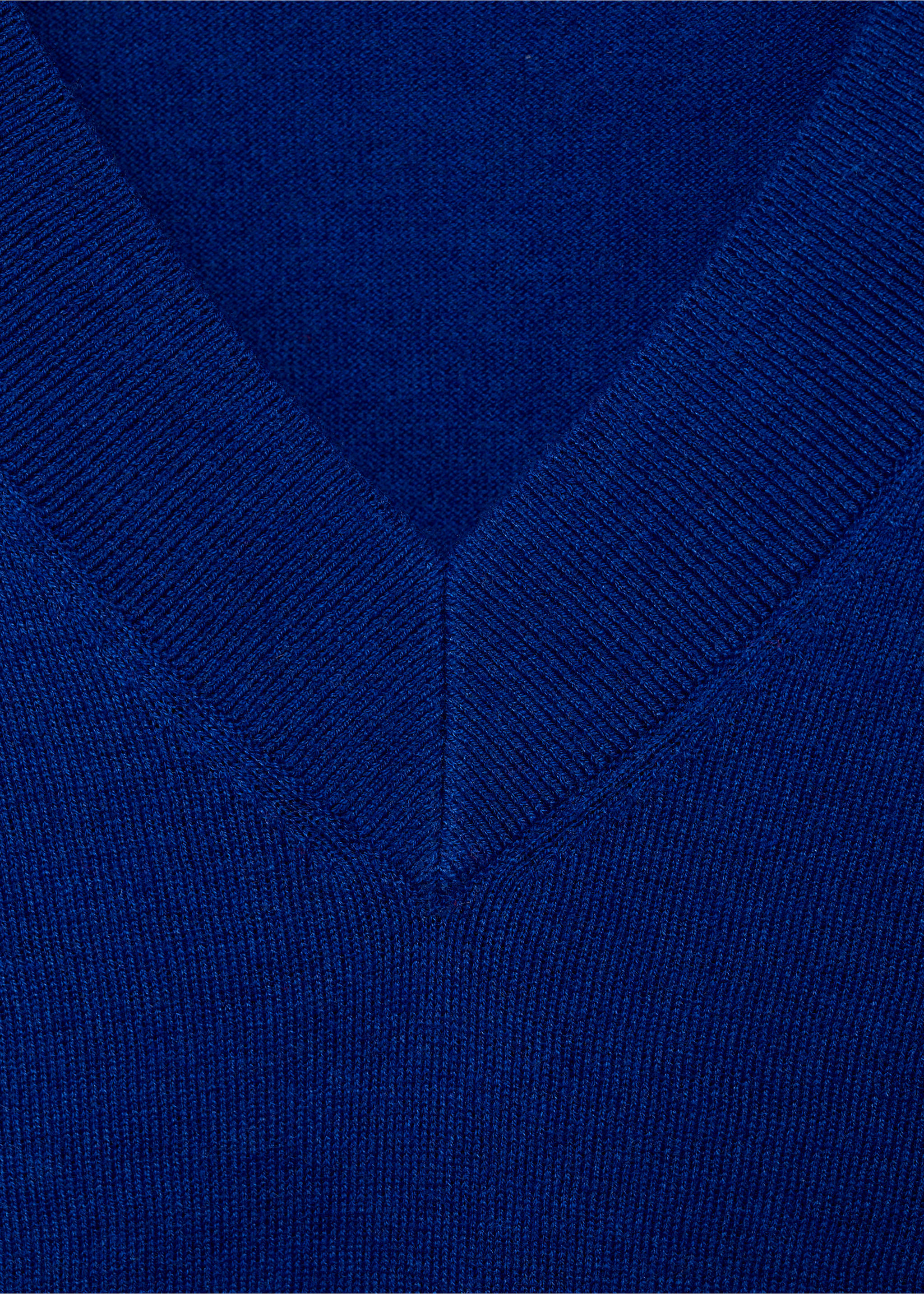 V-neck knit sweater - Details of the article 8, Vibrant blue. Ref: 87040433-00.