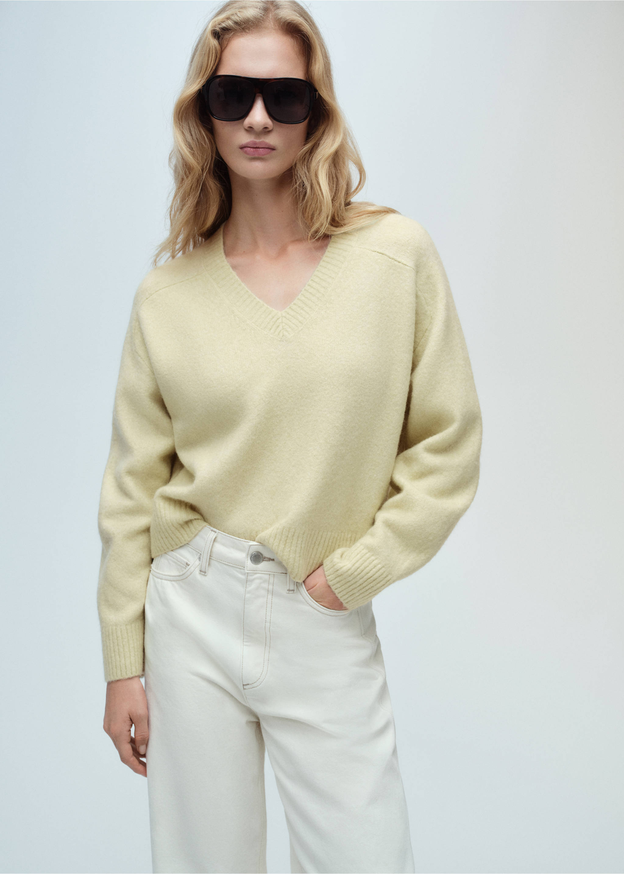 V-neck knit sweater - Medium plane, Pastel Green. Ref: 87040437-00.
