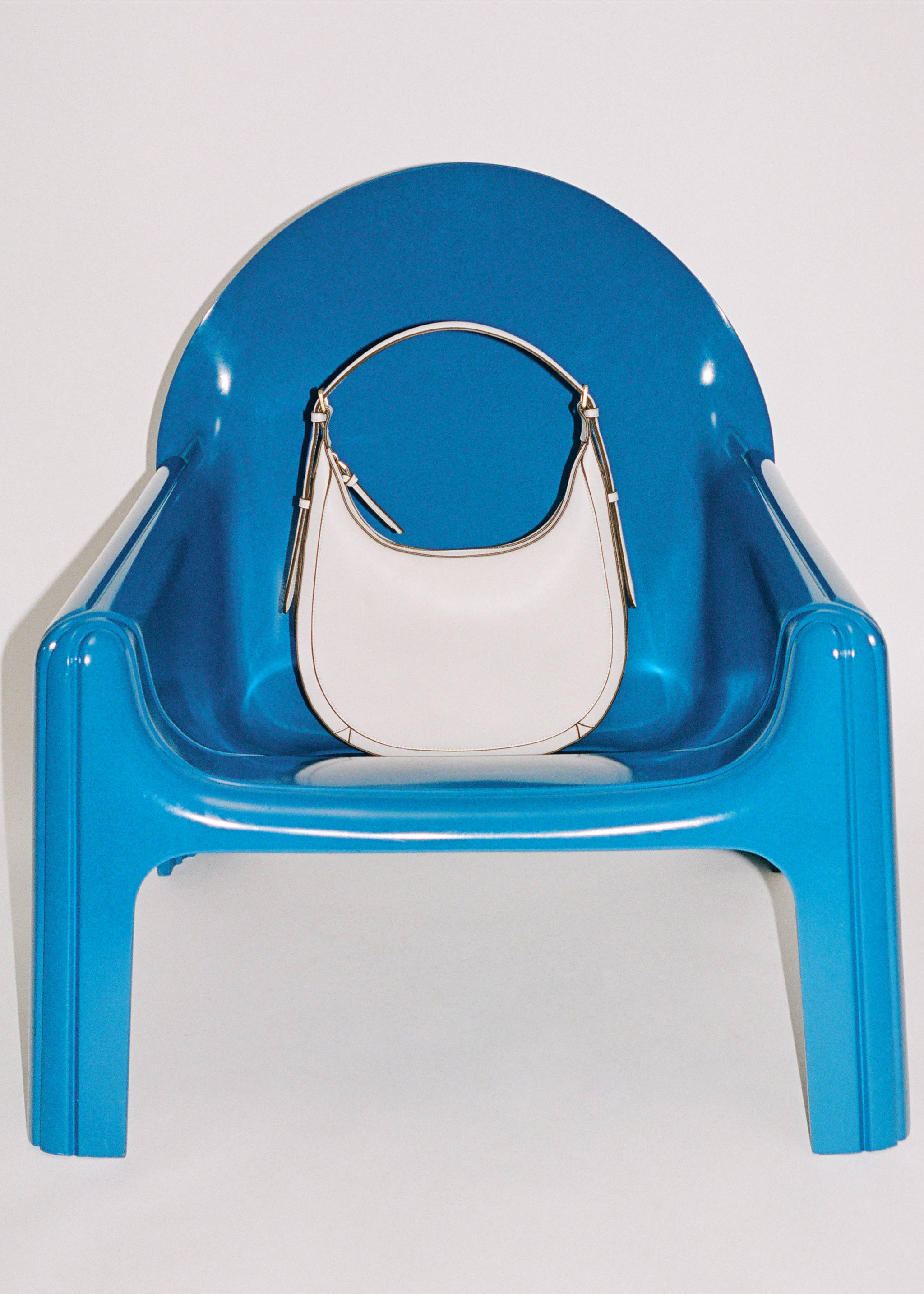 Bolso hombro ovalado - Plano general, Blanco roto. Ref: 87040445-00.