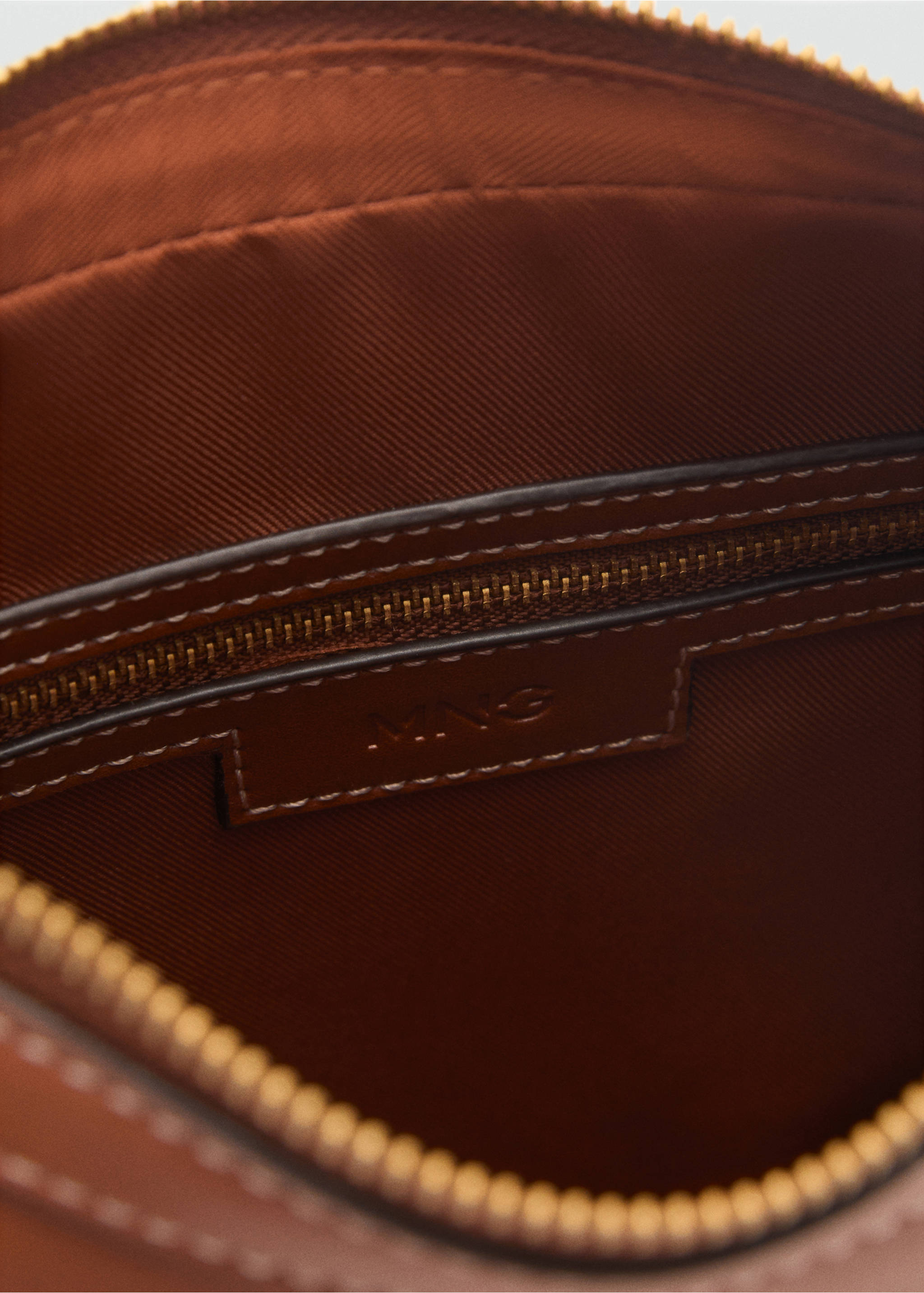 Oval shoulder bag - Details of the article 3, Leather. Ref: 87040445-00.