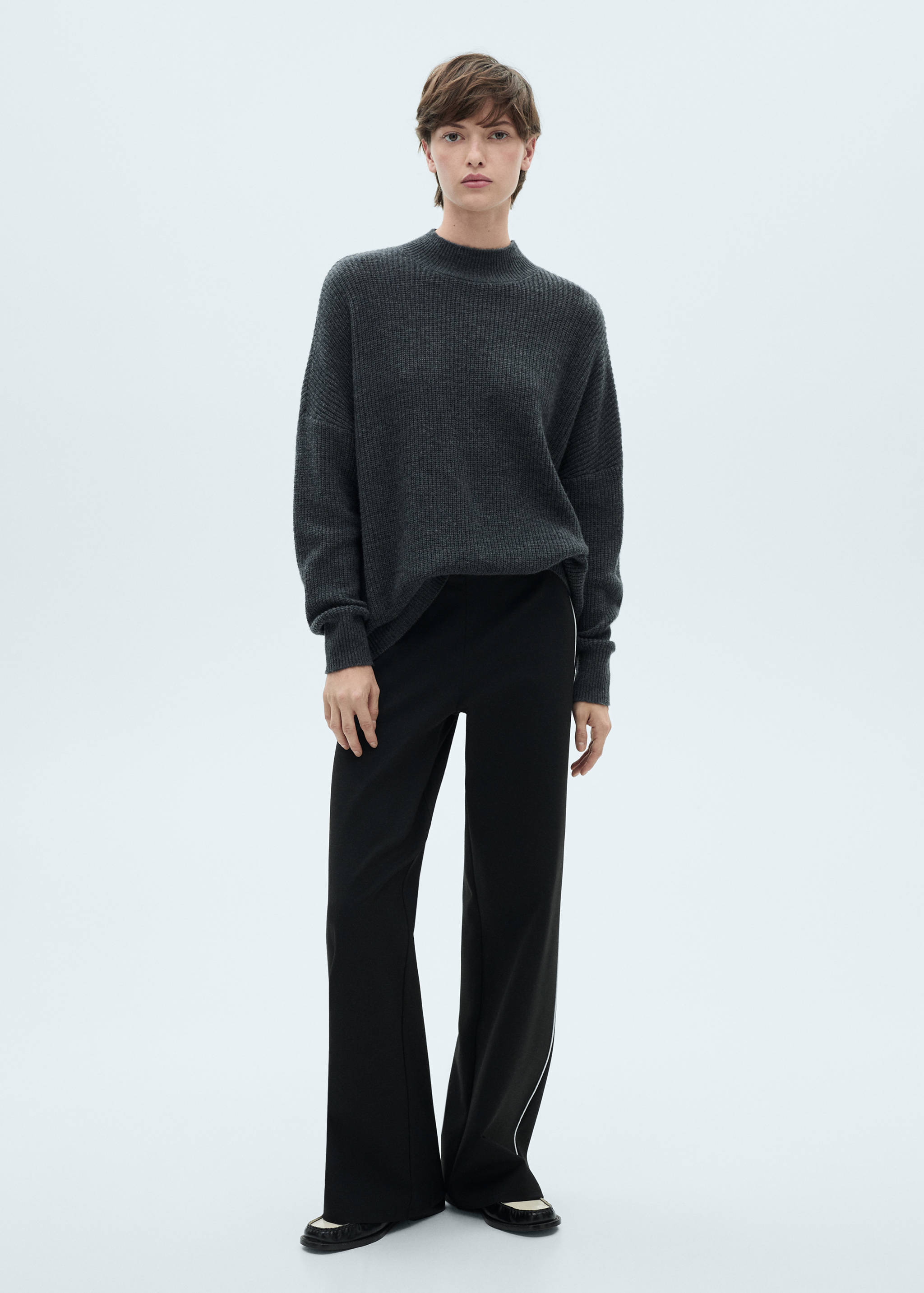 Knitted trousers with contrasting stripes - General plane