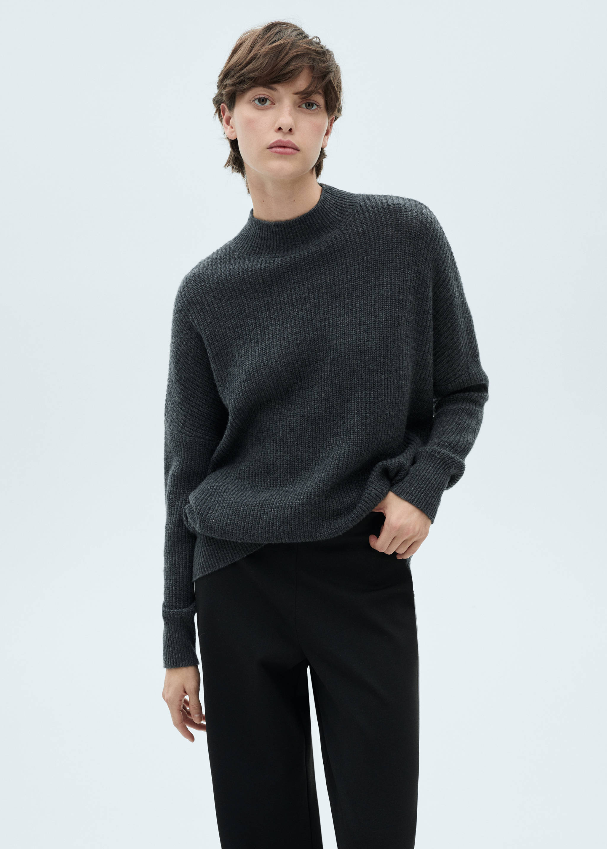 Knitted trousers with contrasting stripes - Details of the article 1