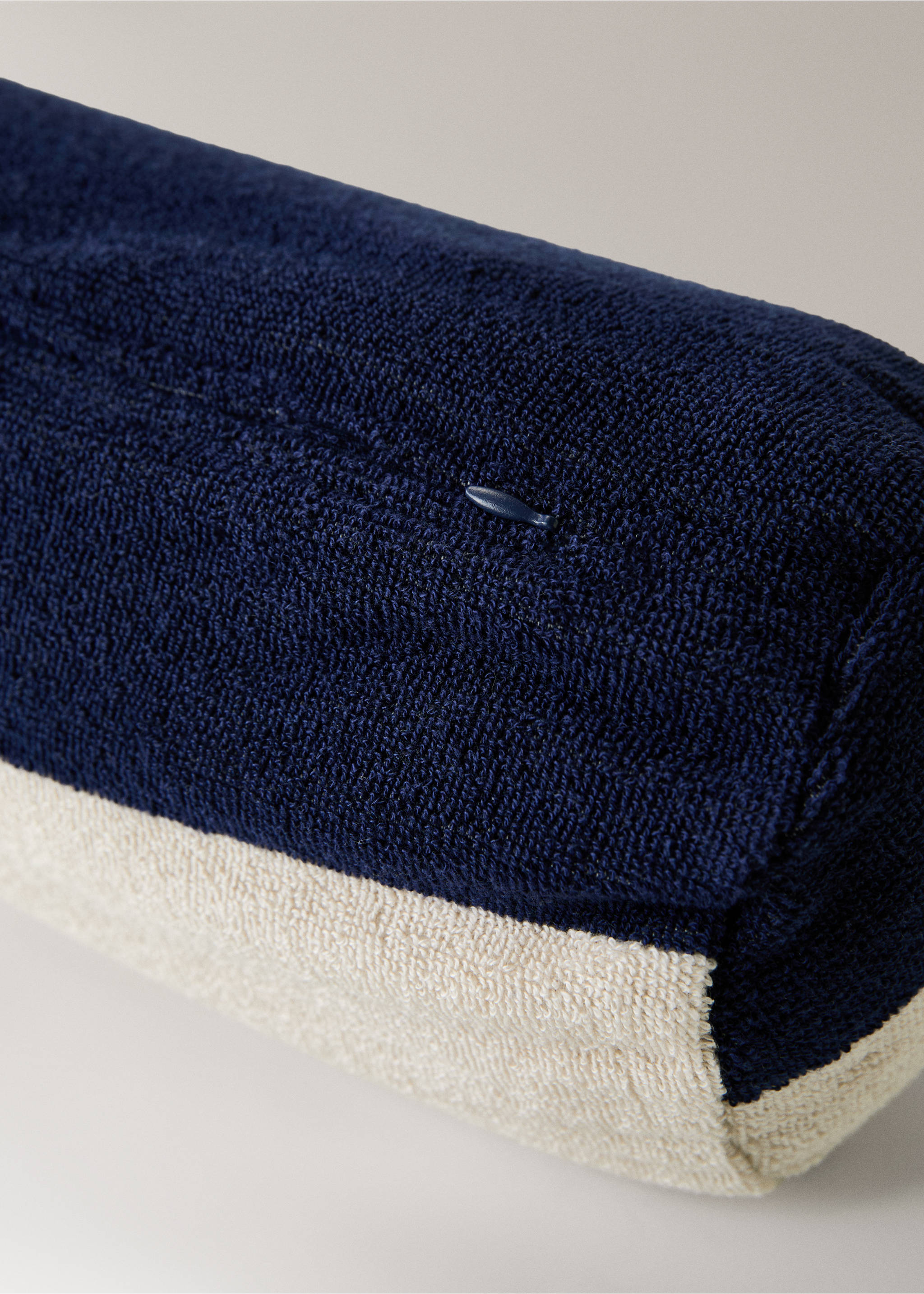 Bolster-Kissen im Handtuch-Effekt - Detail des Artikels 2, Sandfarben. Ref: 87040459-00.