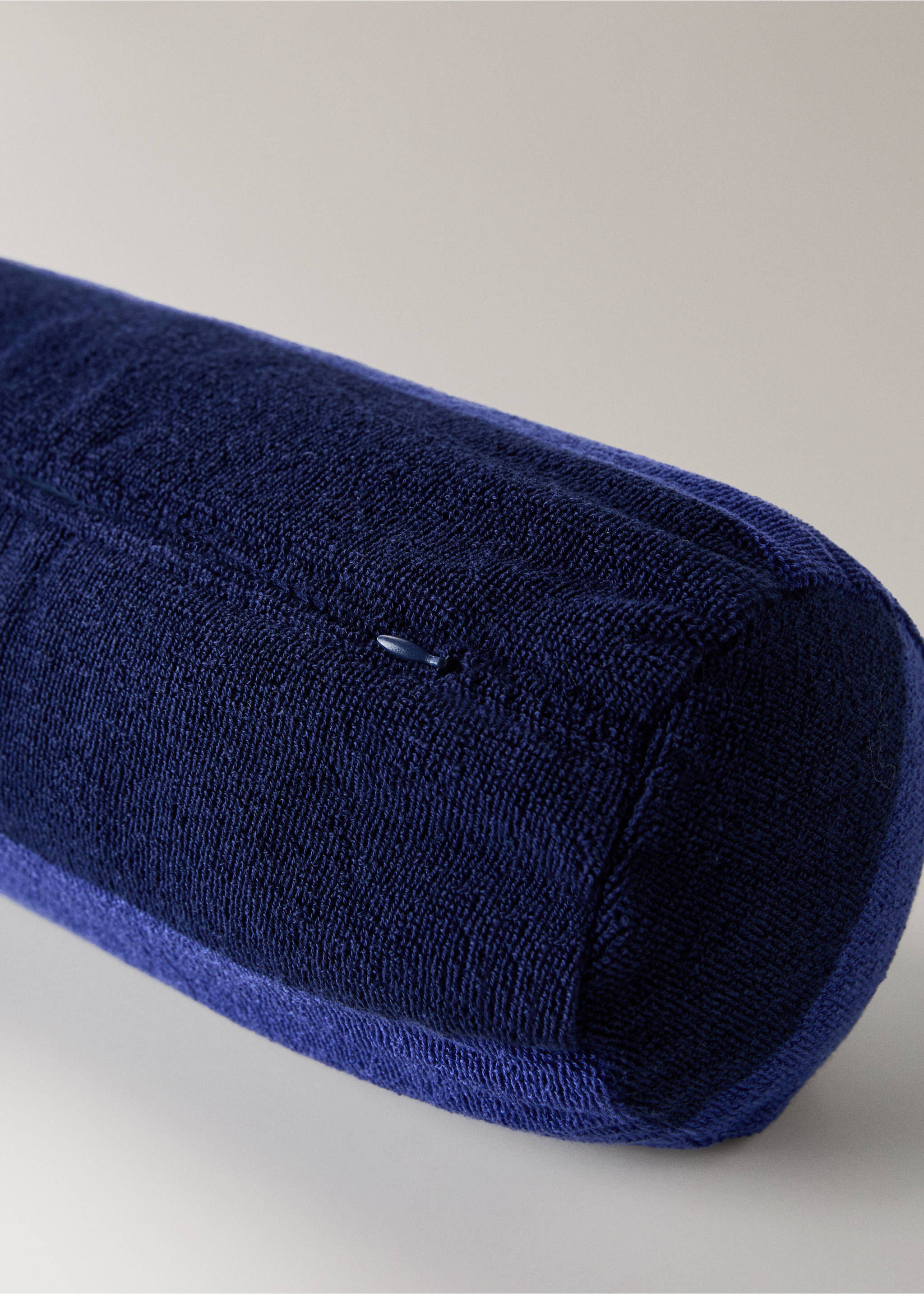 Cojín bolster efecto toalla - Detalle del artículo 2, Azul marino. Ref: 87040459-00.