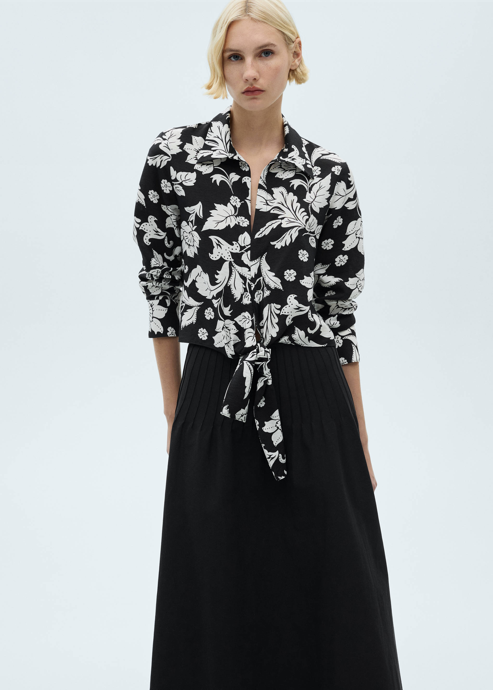Blouse nœud en imprimé fleuri - Plan moyen