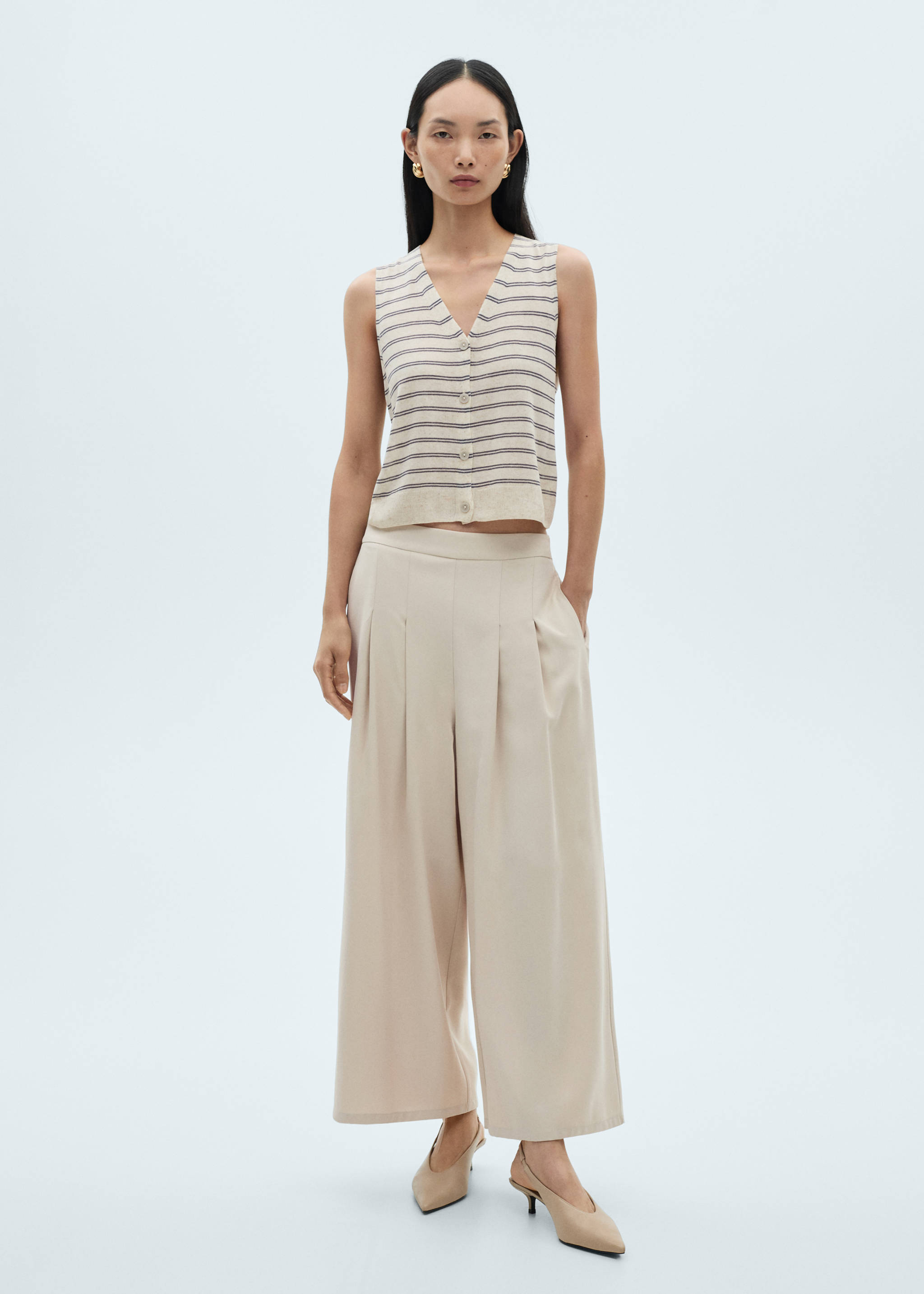 Pantaloni wide-leg cu pense - Plan general