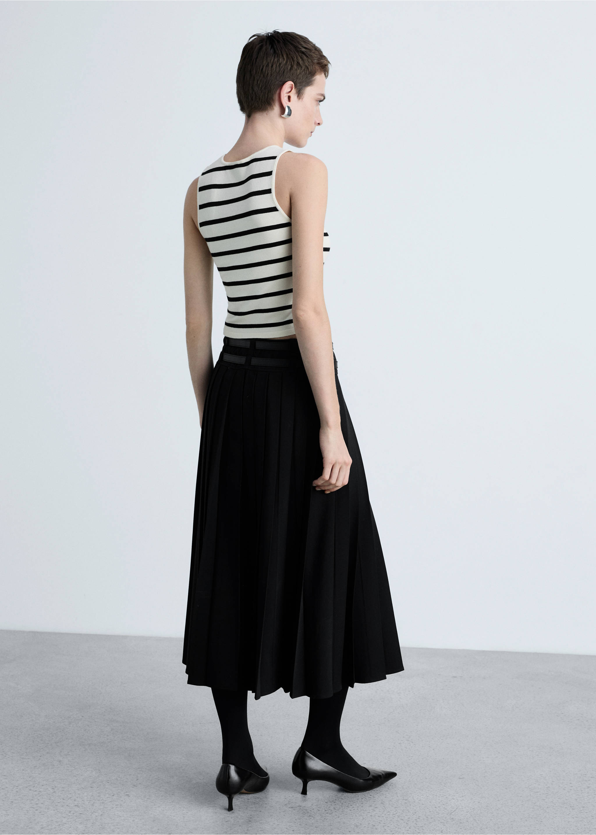 Striped knitted crop top - Reverse of the article, Black. Ref: 87040586-00.