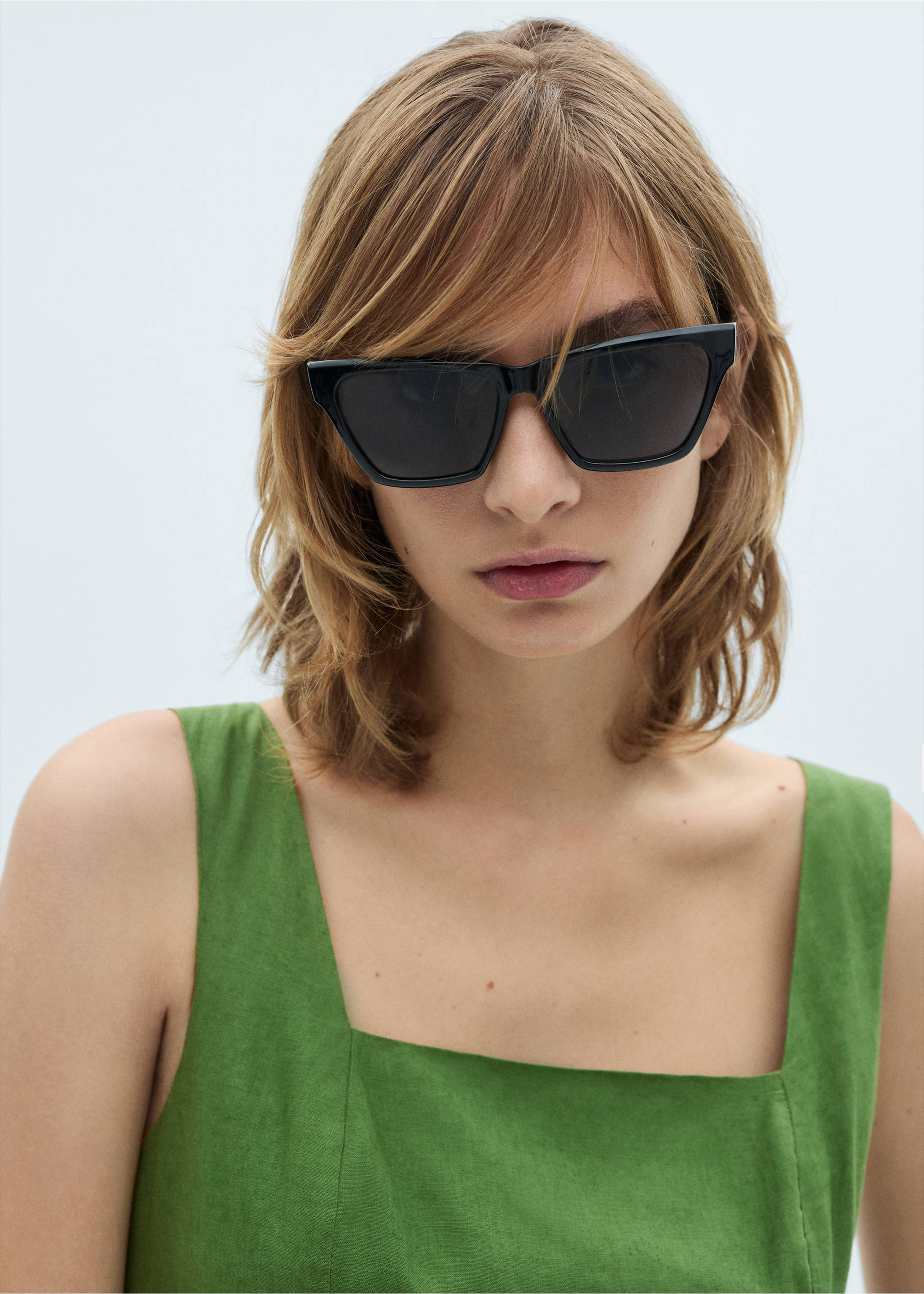 Straight-fit linen jumpsuit - Details of the article 1, Green. Ref: 87040590-00.