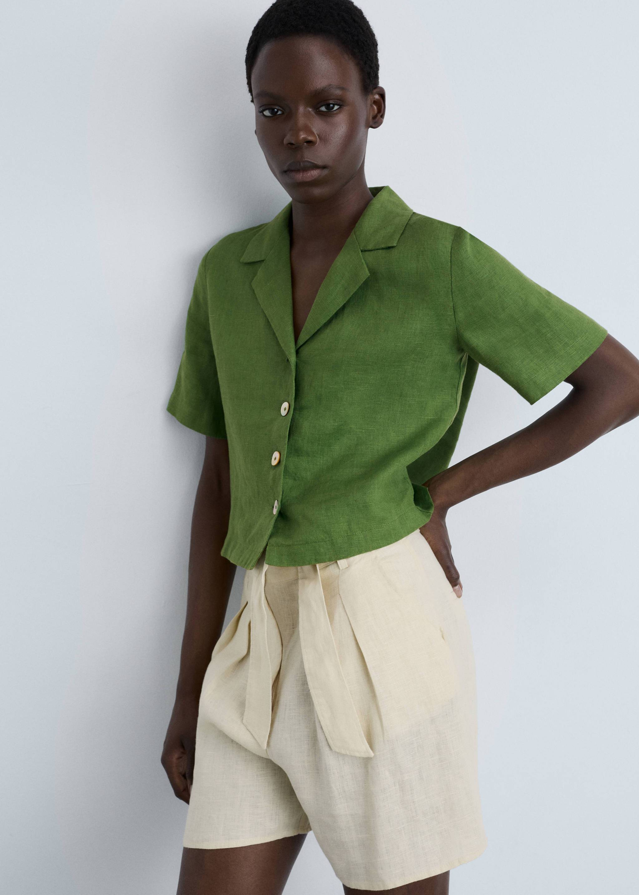 Linen shorts with belt - Details of the article 2