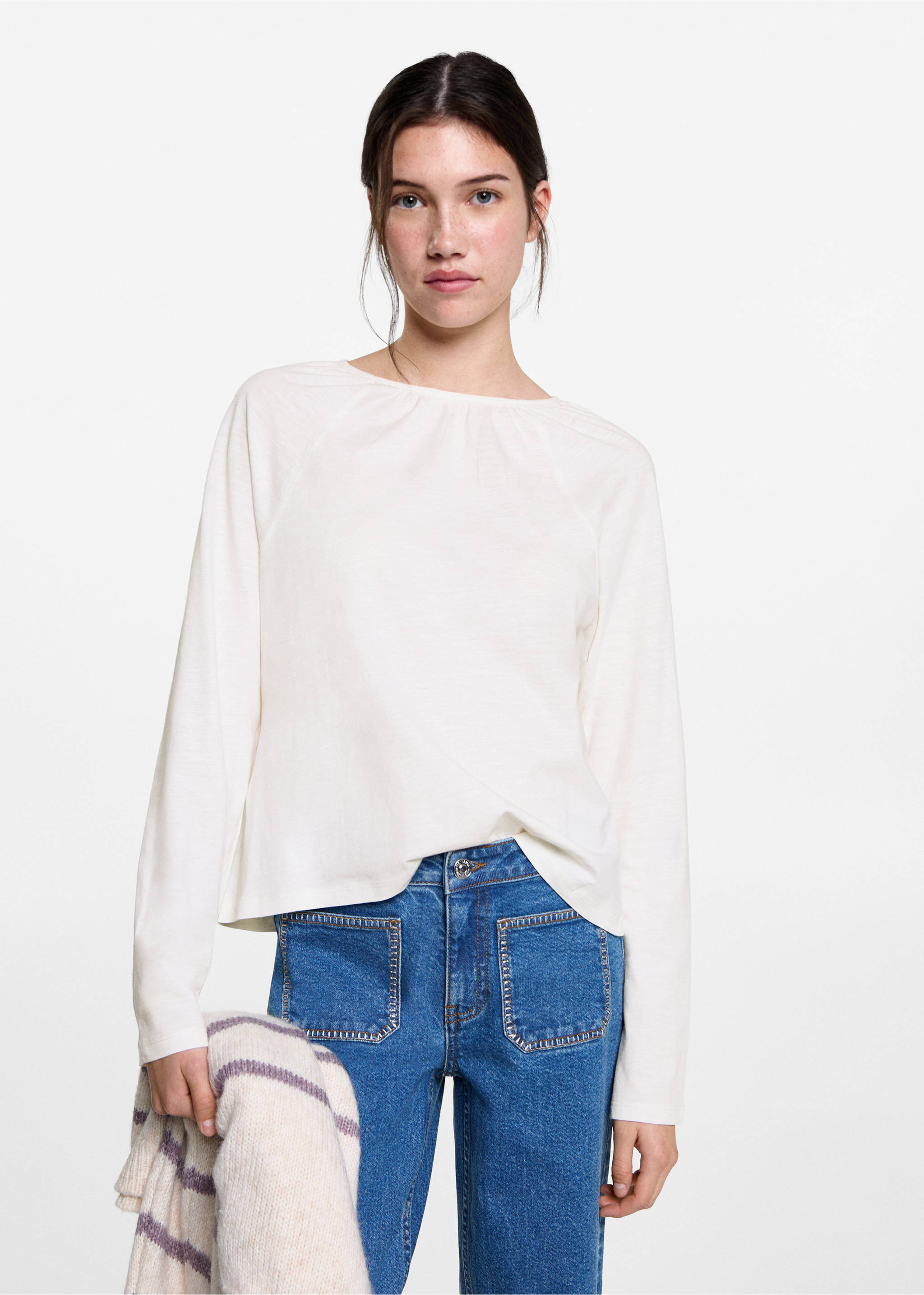 T-Shirt mit gerafftem Ausschnitt - Mittlere Ansicht, Cremeweiß. Ref: 87040593-00.