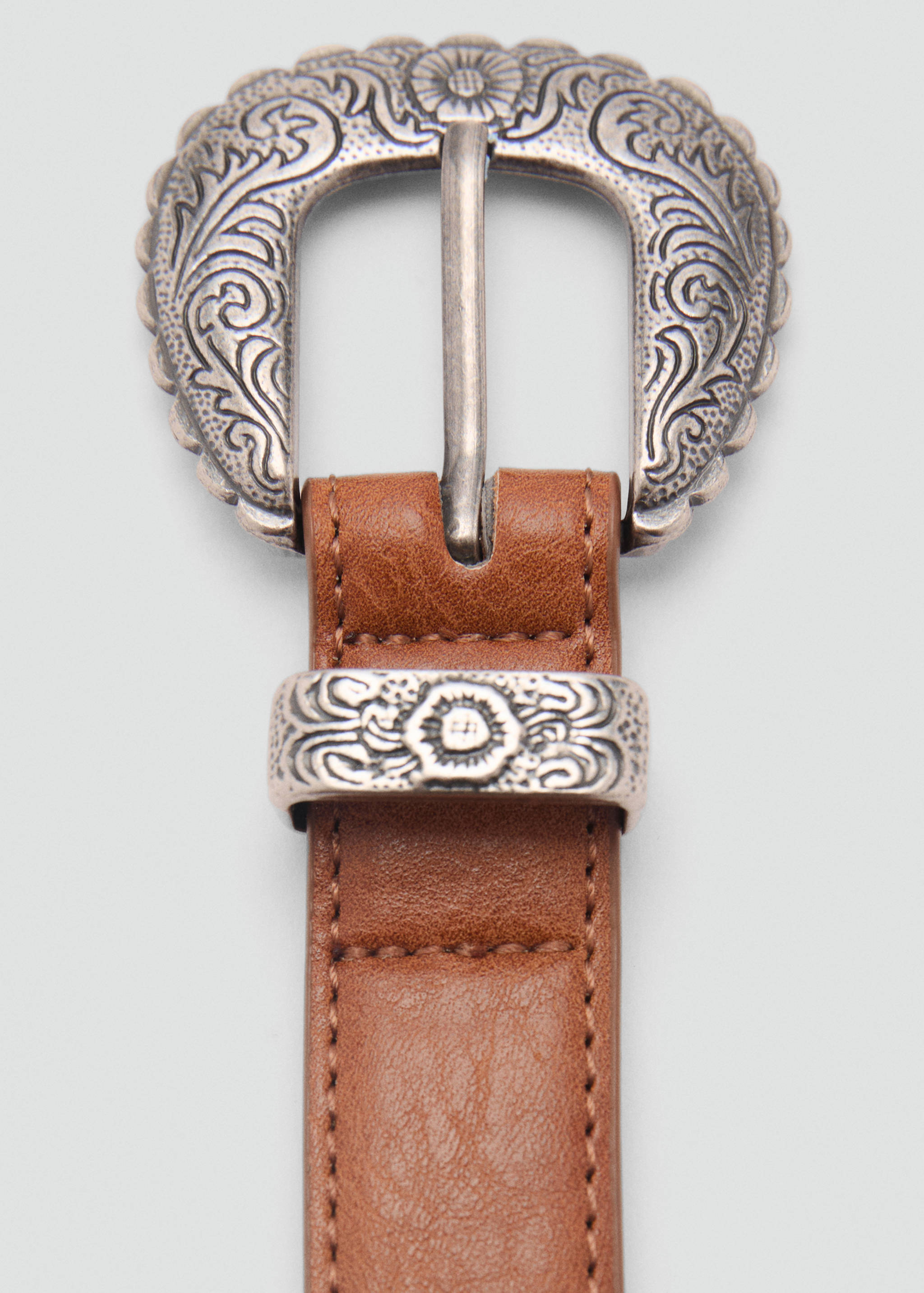 Ceinture boucle en relief - Plan moyen