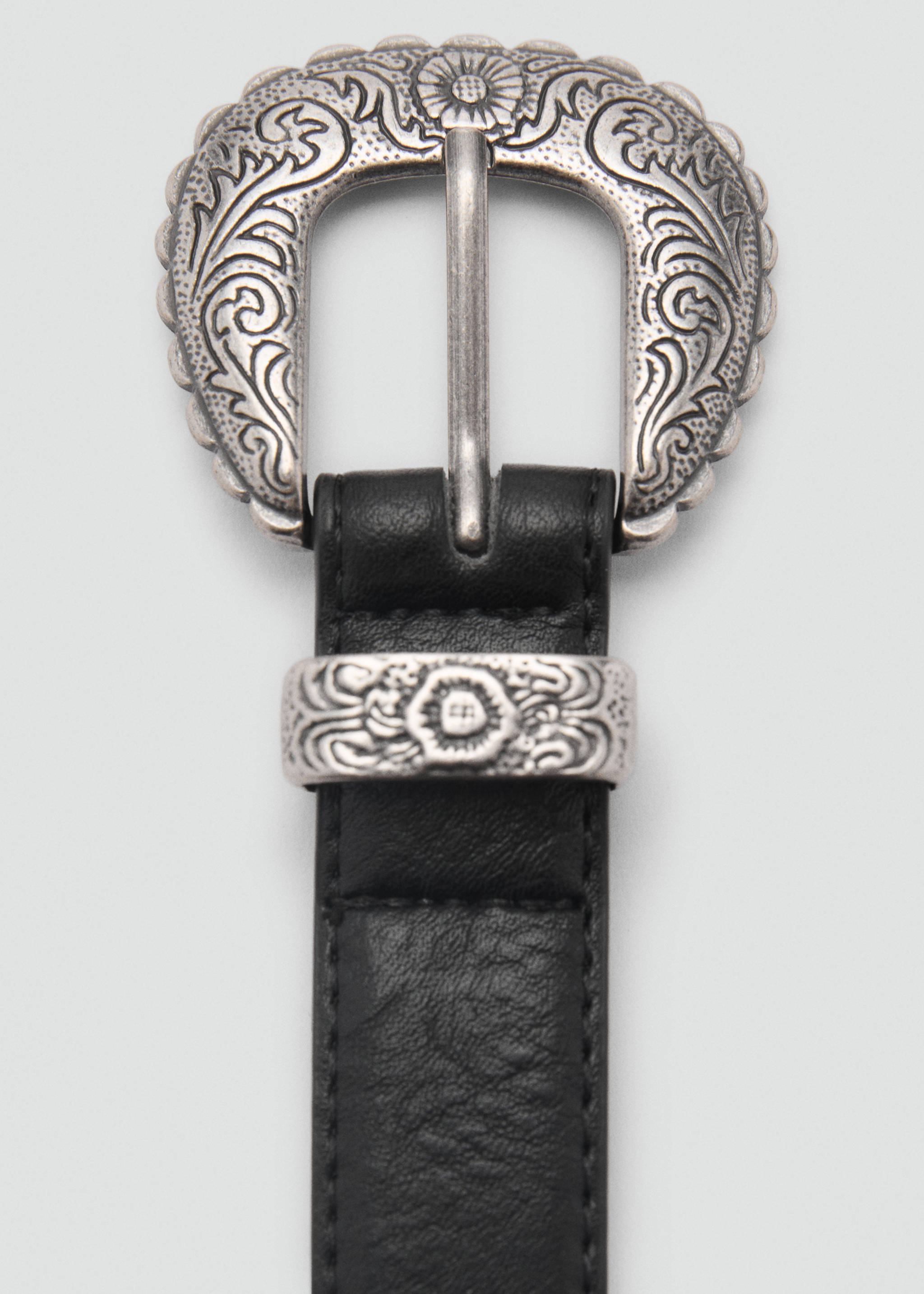 Ceinture boucle en relief - Plan moyen
