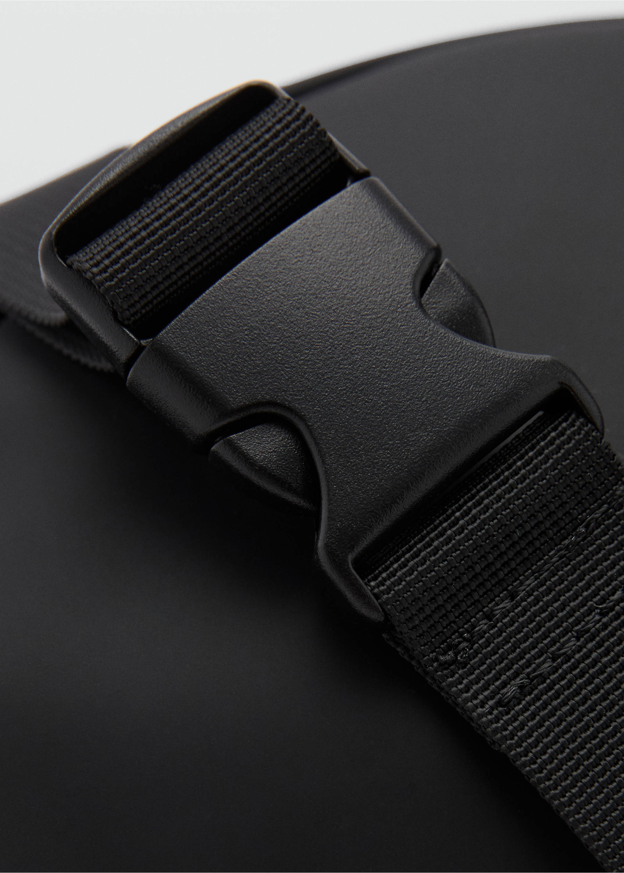 Gummierte Schultertasche - Detail des Artikels 2, Schwarz. Ref: 87040605-00.