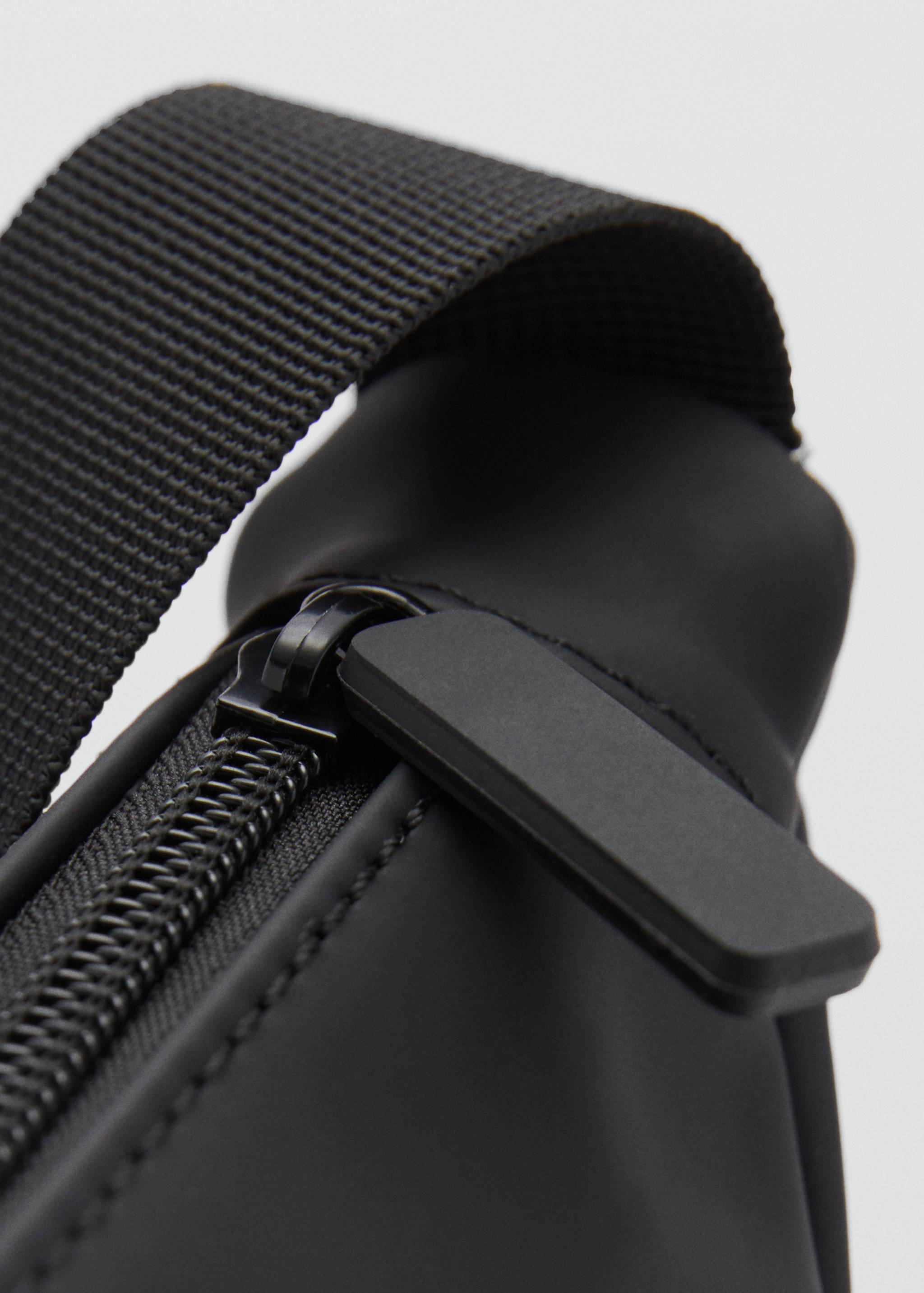 Rubberised shoulder bag - Details of the article 3